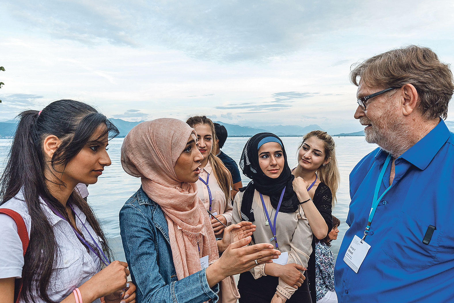 Mlade znanstvenice u razgovoru s Georgeom F. Smootom, dobitnikom Nobela za fiziku