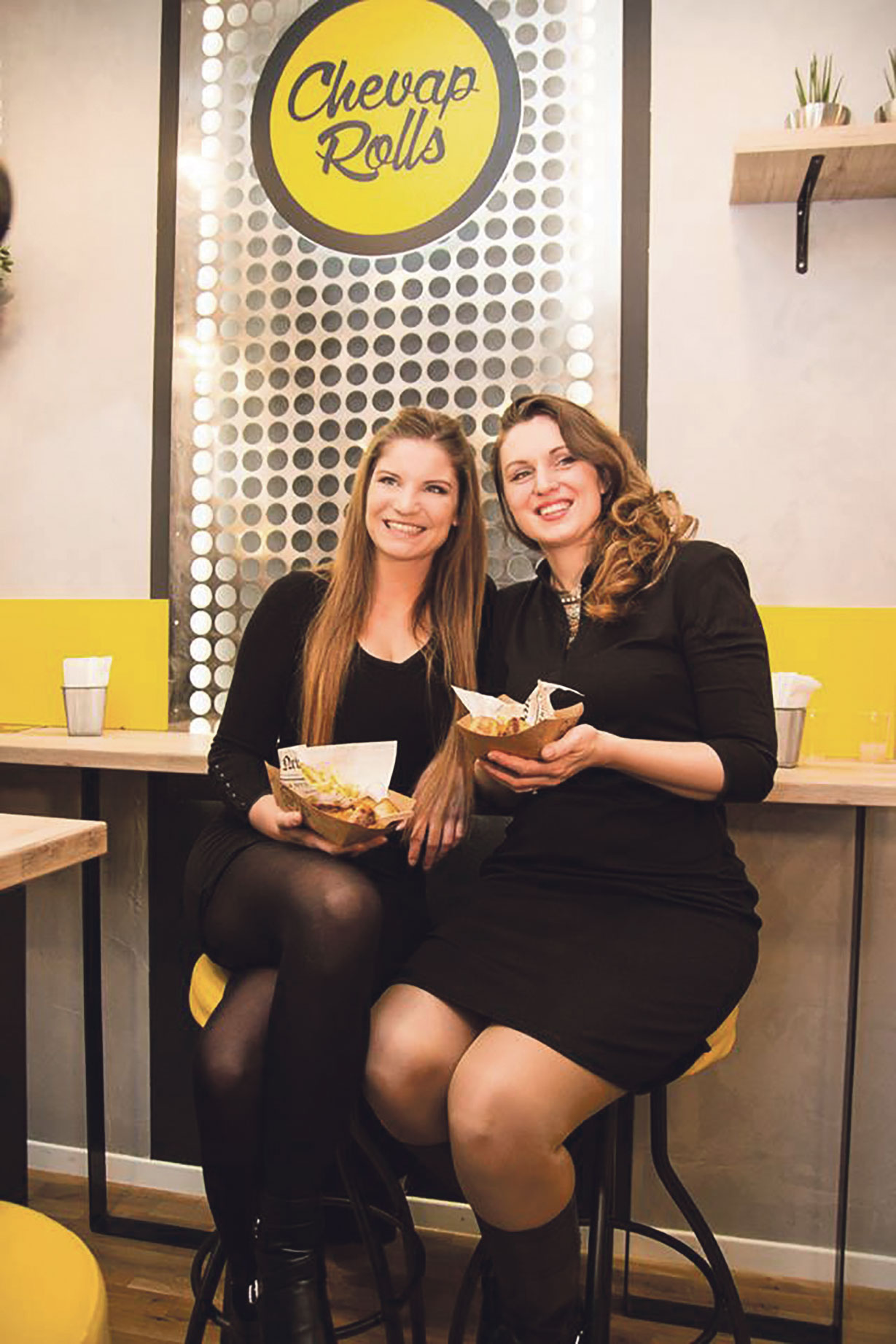 
Martina Županić (desno) na otvorenju restorana ChevapRolls u siječnju 2016. s partnericom u projektu Ivom Pehar (lijevo)