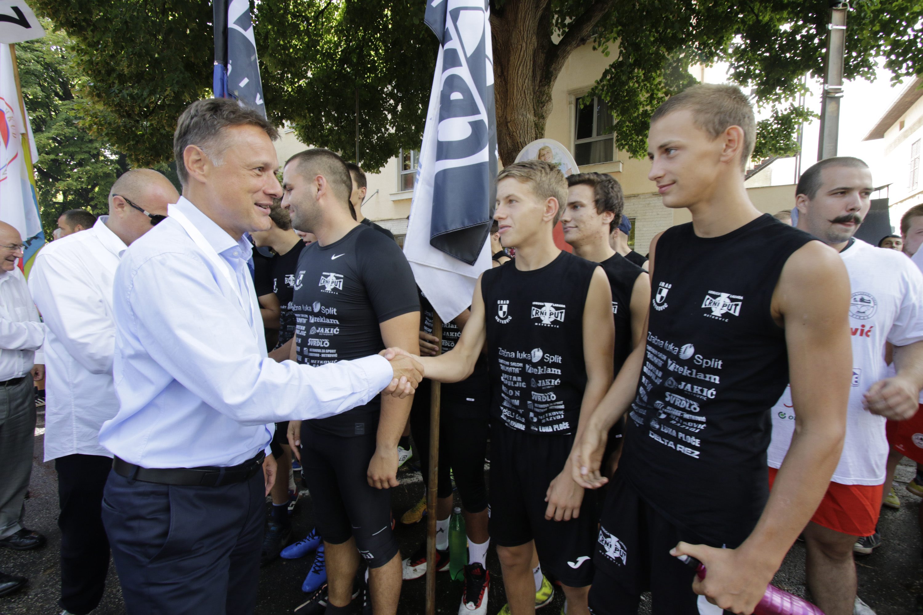 Dvadeseti Maraton lađa, koji se vozi od Metkovića do Ploča u dužini od 22,5 kilometara. U maratonu je nastupilo oko 600 veslača u 30 lađarskih posada iz Doline Neretve i drugih krajeva Hrvatske. Posjetili su ga brojni uzvanici, među njima i političari.