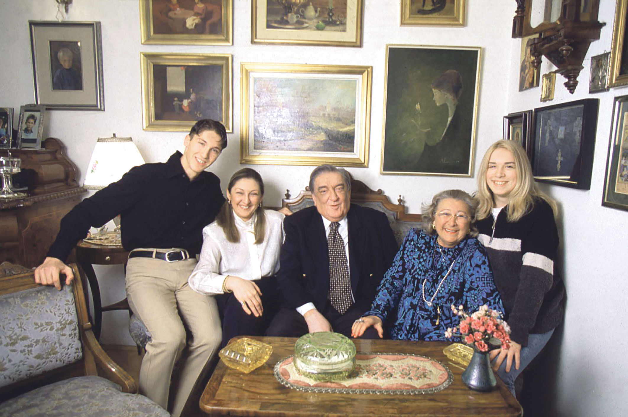 Lelija Kraljević na slici sa sada pokojnim mužem Žarkom Kraljevićem, osnivačem Diners Club Adriatica, te djecom i unucima u obiteljskom stanu u Zagrebu