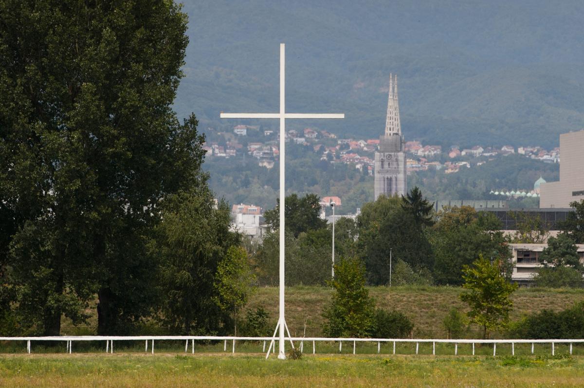 Zagreb, 190817. Hipodrom. Celicni kriz na hipodromu. Foto: Goran Mehkek/CROPIX