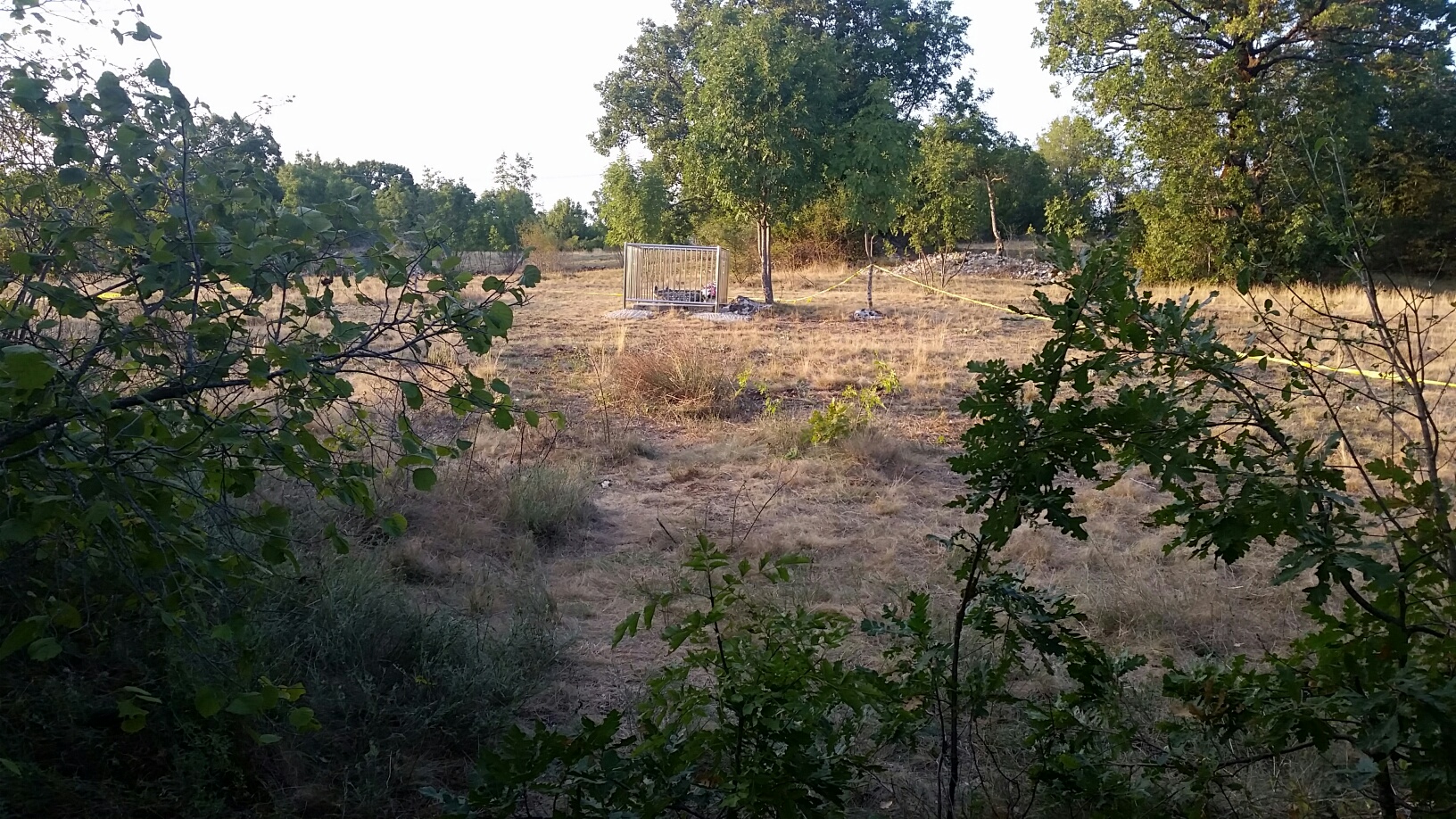 Pogled iz grma iz kojeg su pucali napadači na Zdravka Mamića. Jasno se vidi spomen-ploča Mamićevog oca.