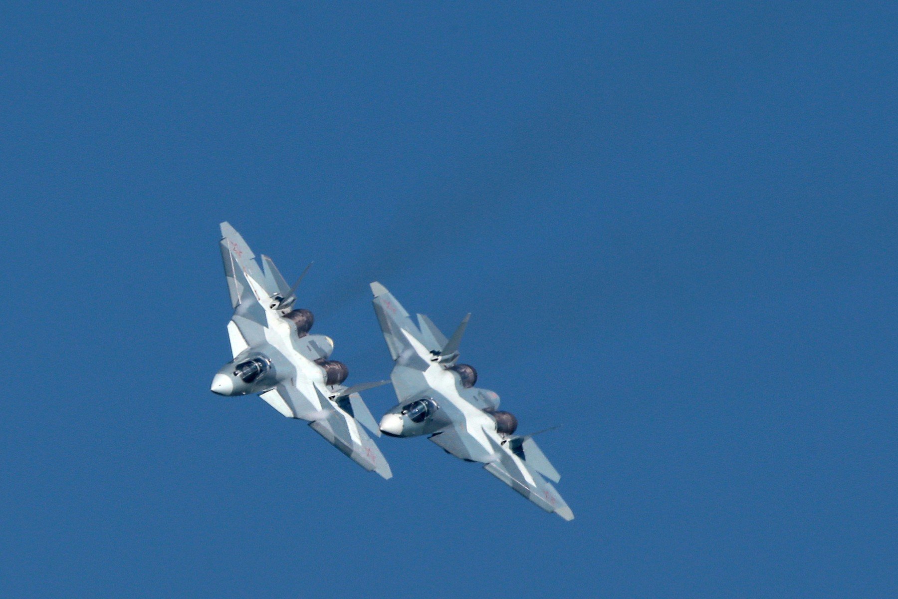 Dva Suhoja Su-57 u letu 