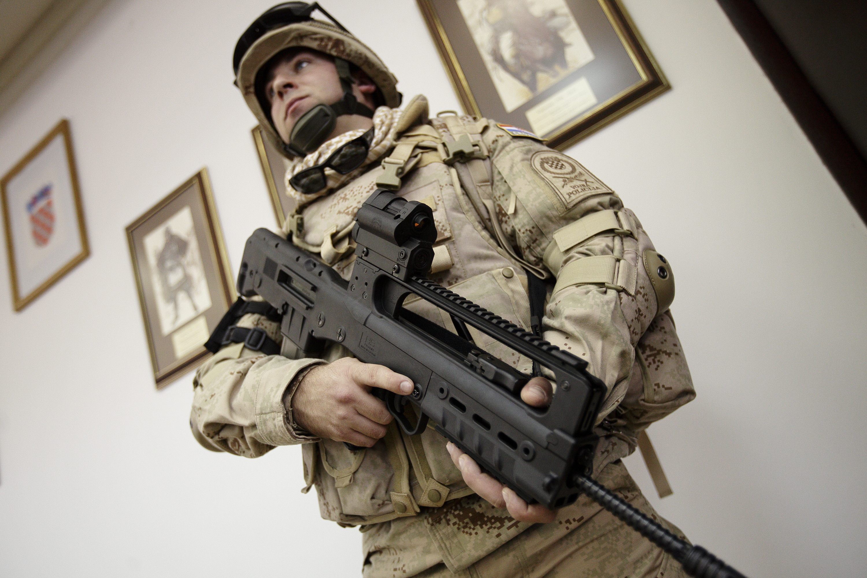 Na fotografiji: vojnik u punoj borbenoj spremi