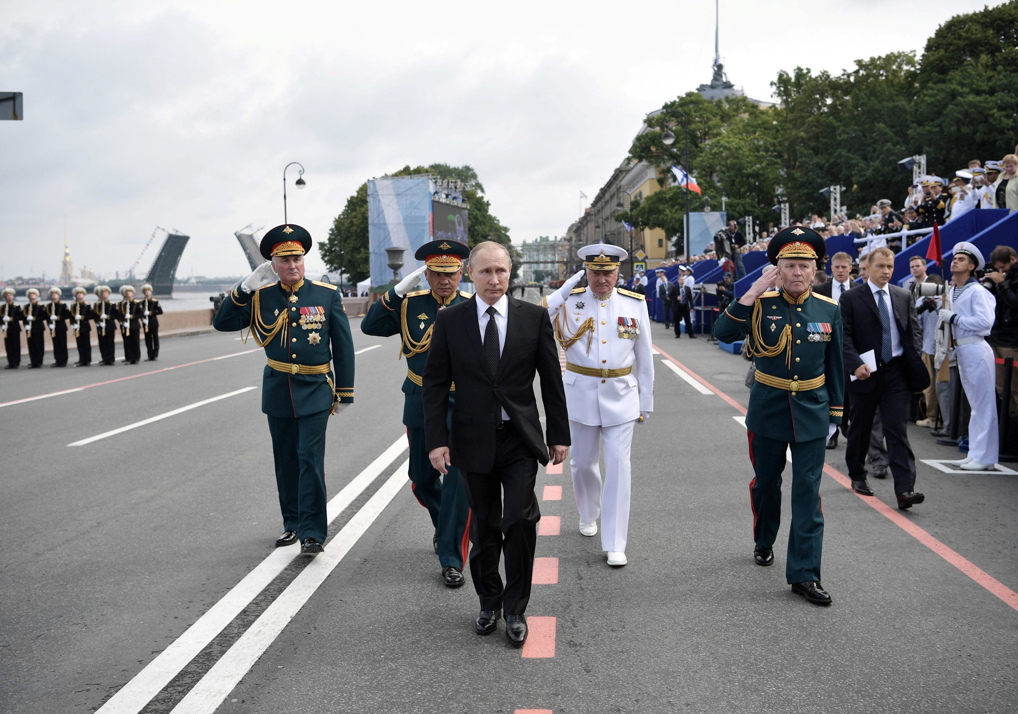 2017-07-30T094505Z_1169459707_RC1617EEFFA0_RTRMADP_3_RUSSIA-NAVY-DAY-PARADE-PUTIN