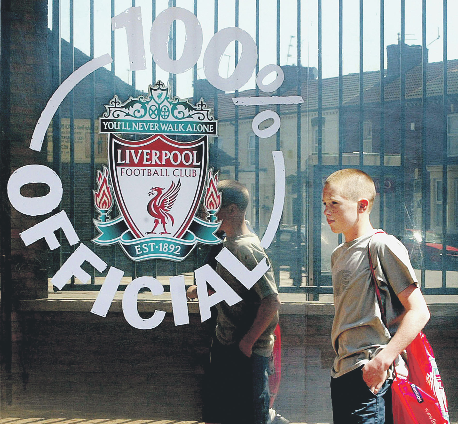 Priča o engleskom nogometu, začahurena duboko u mozgovima ljudi koji ga žive i o njemu sanjaju, ostala je daleko iza nas. Ispred nas stoji velika borba protiv rasta ulaznica, tribine pune smartfona koji umjesto drukanja slikaju svaki detalj i nekoć gladijatorsku arenu pretvaraju u kazališni ambijent, ispred nas stoje klubovi koji postaju tvrtke, s profitom kao jedinim mjerilom. Iako su navijači tamo kulisa koja se najbolje prodaje. Kao Kop na Anfieldu...