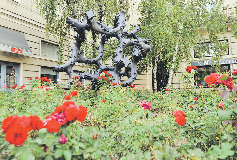 Skulptura iz ciklusa Monstrance Nevena Bilića postavljena je u ružičnjaku “Malog Vatikana”, a publika na nju iznimno dobro reagira