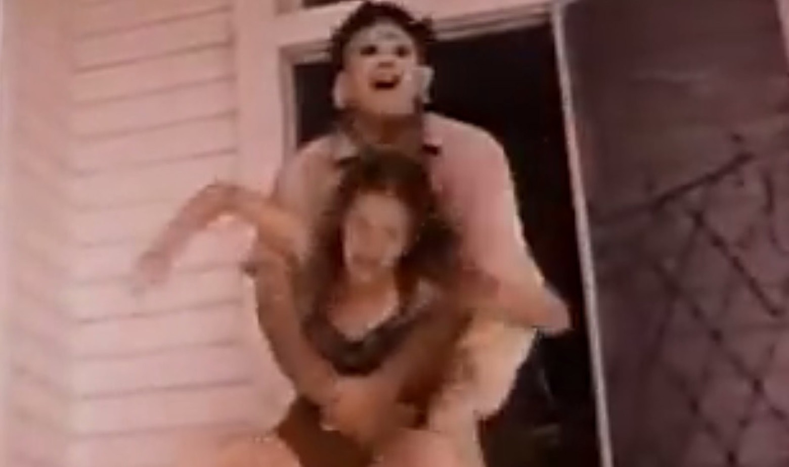 Teksaški maskar motornom pilom (1974), scena iz filma