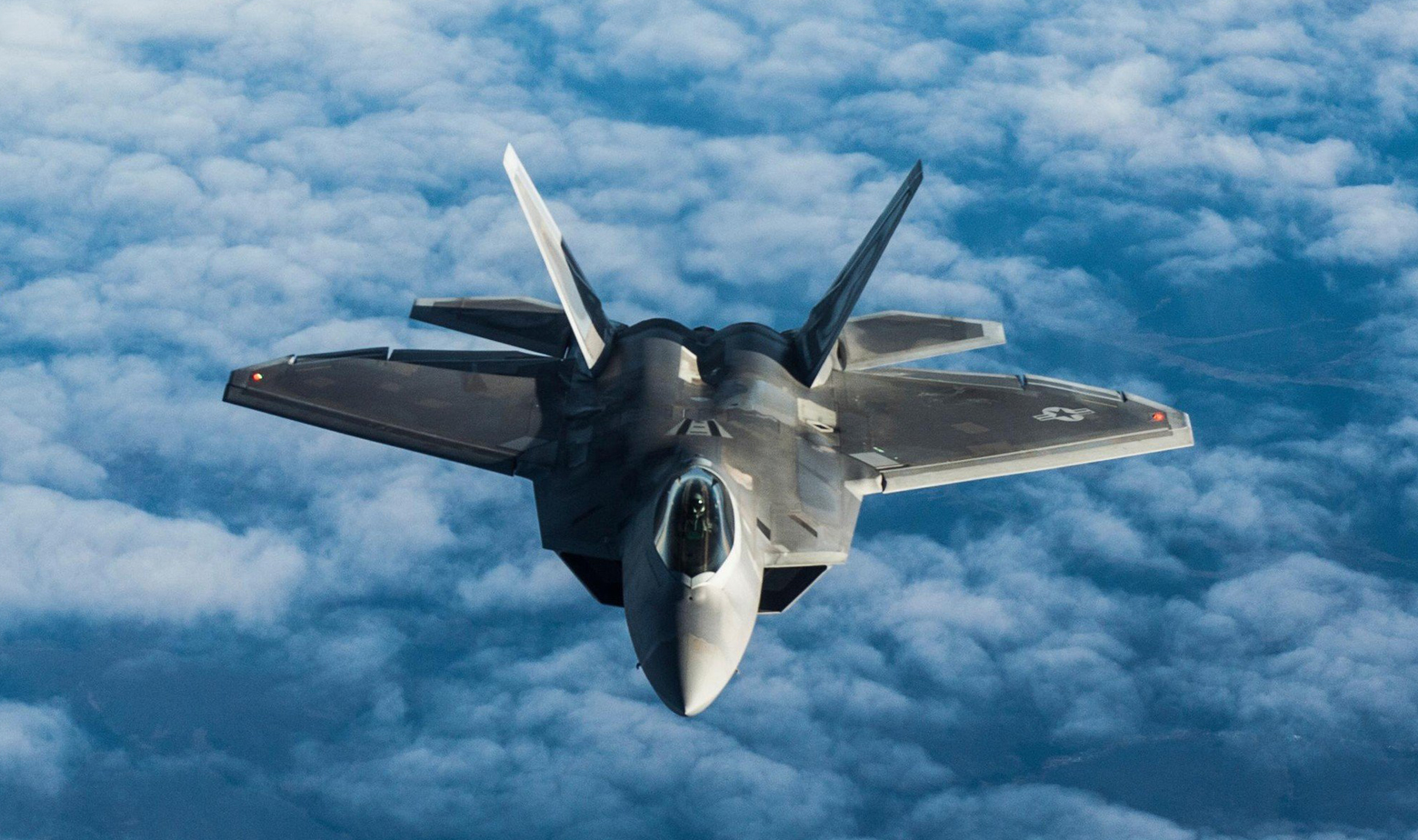 F-22 Raptor iznad Anchoragea na Aljasci 