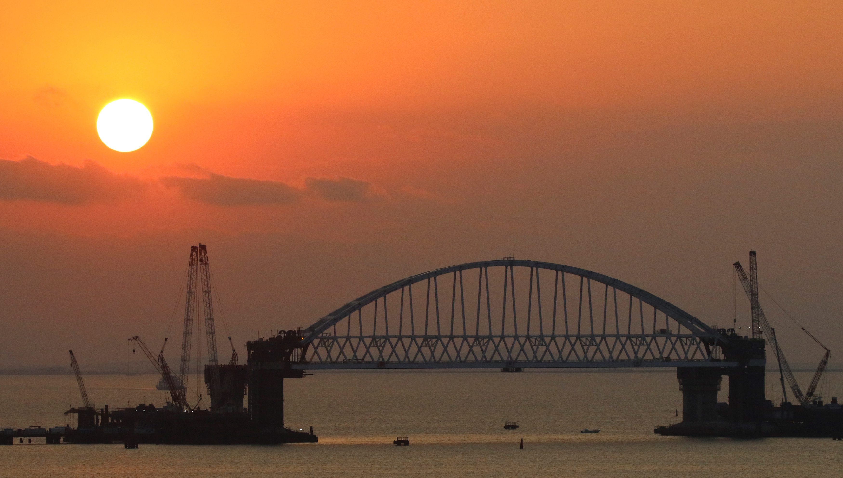 Zalazak Sunca iznad mosta do Krima koji je u izgradnji