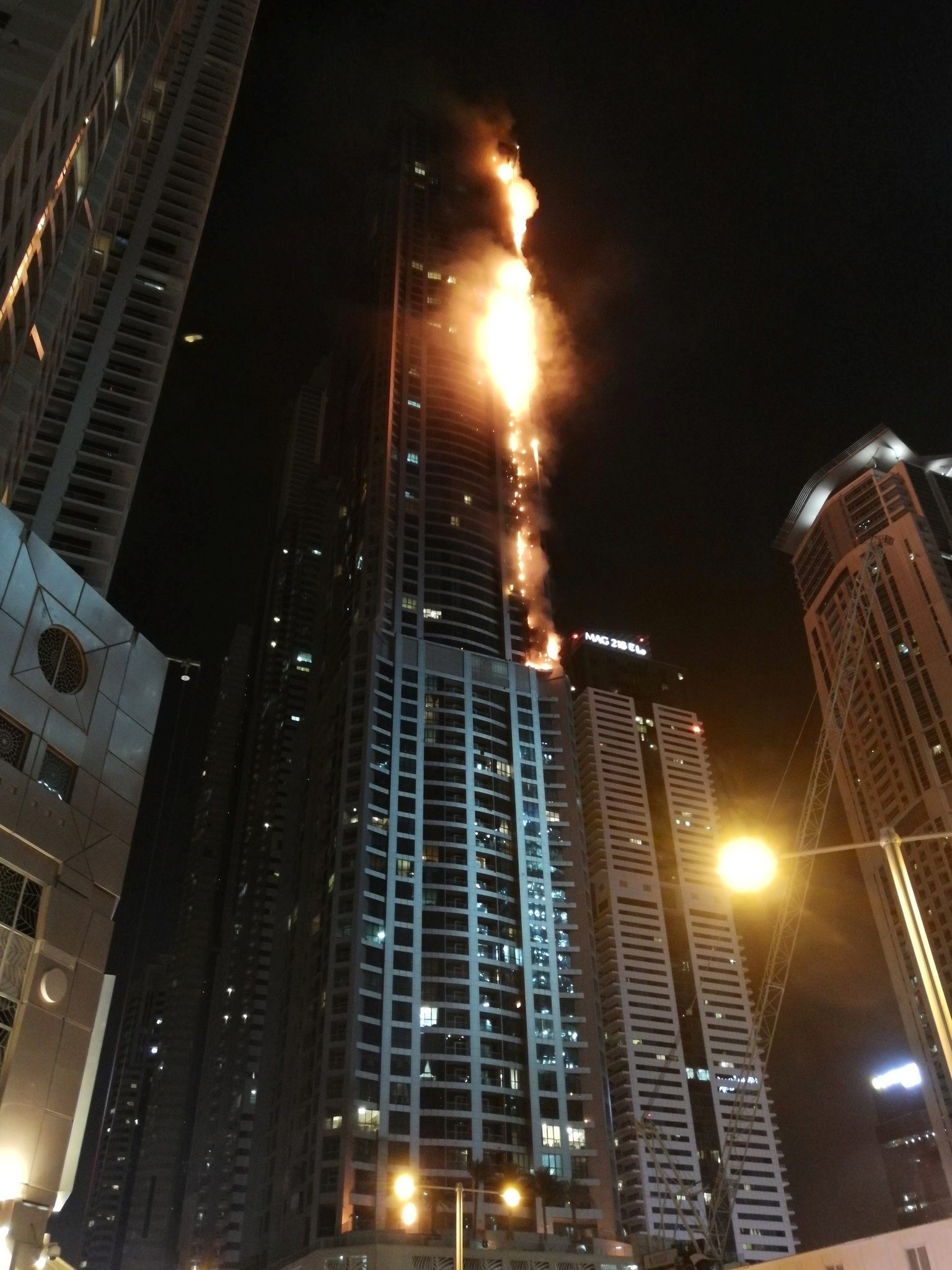 2017-08-03T232133Z_1800487993_RC134180E1D0_RTRMADP_3_DUBAI-FIRE