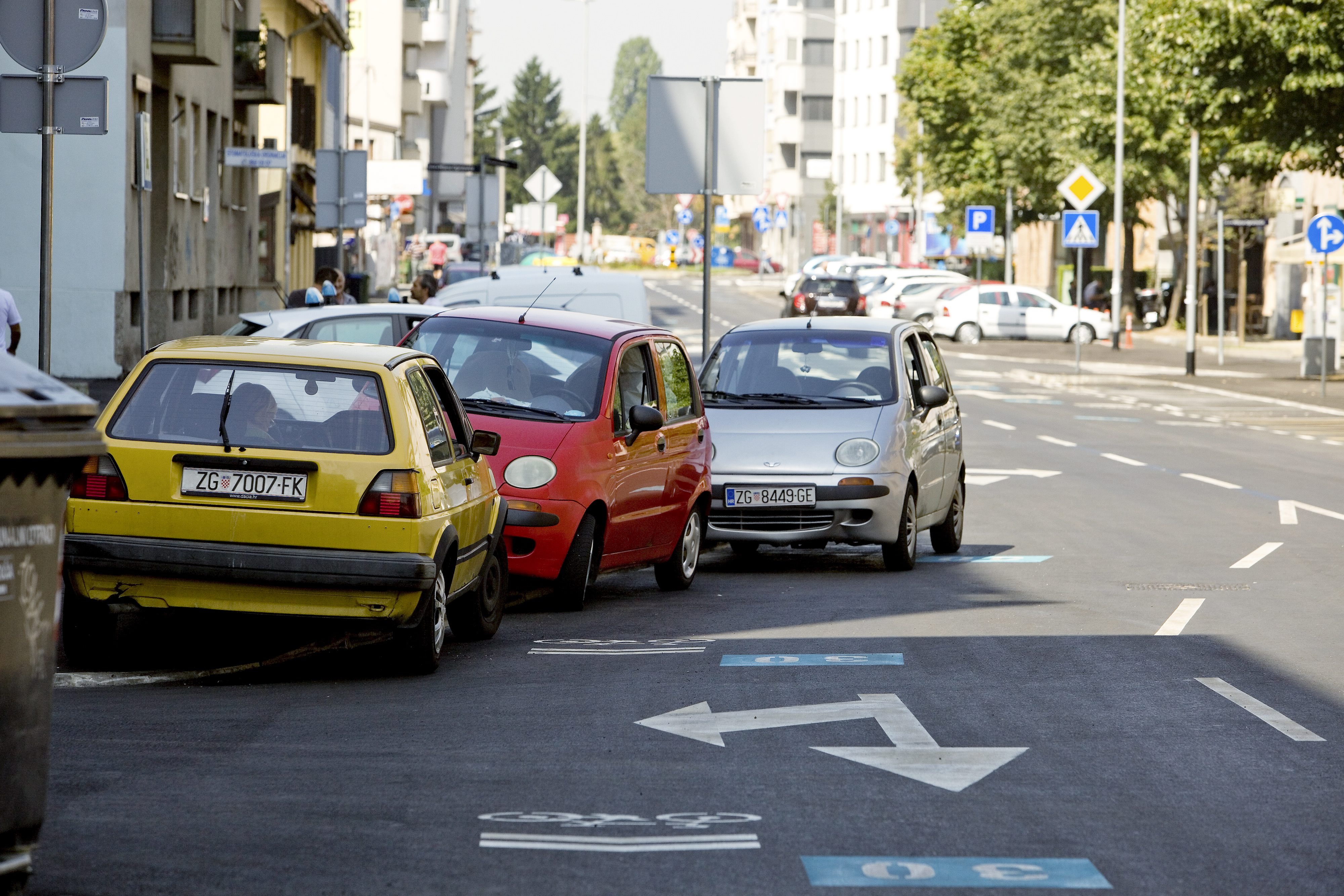 Nakon višemjesečne obnove Kranjčevićeva ulica je puštena u promet. Na fotografiji: nepropisno parkirano vozilo.