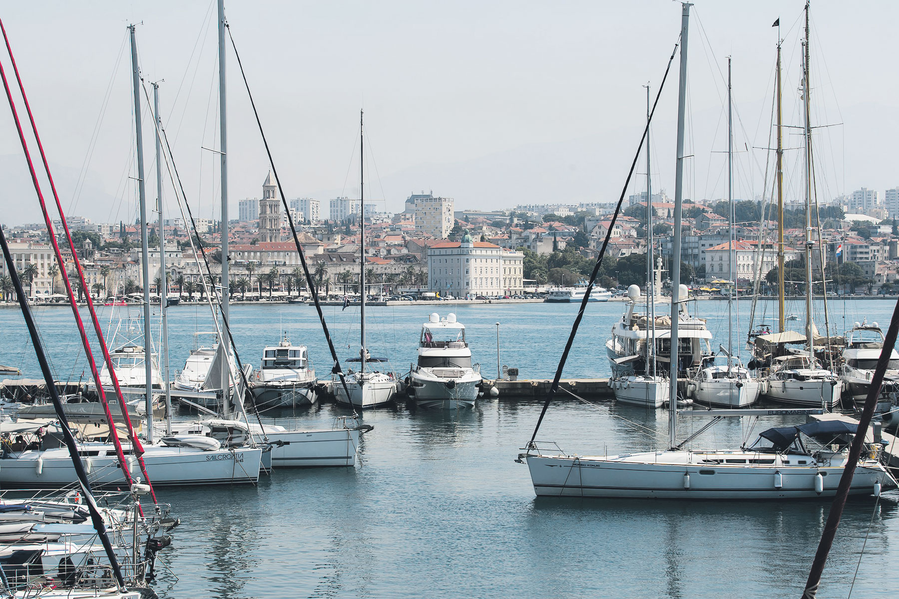 Ova marina često se časti i nadimkom marine s pogledom od milijun dolara, koji se proteže od Zapadne obale preko centra grada do trajektne luke. Procvat je doživjela krajem 80-ih godina 20. stoljeća