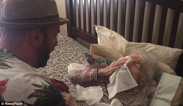 4312FF3300000578-4771324-image-a-21_1502196133936