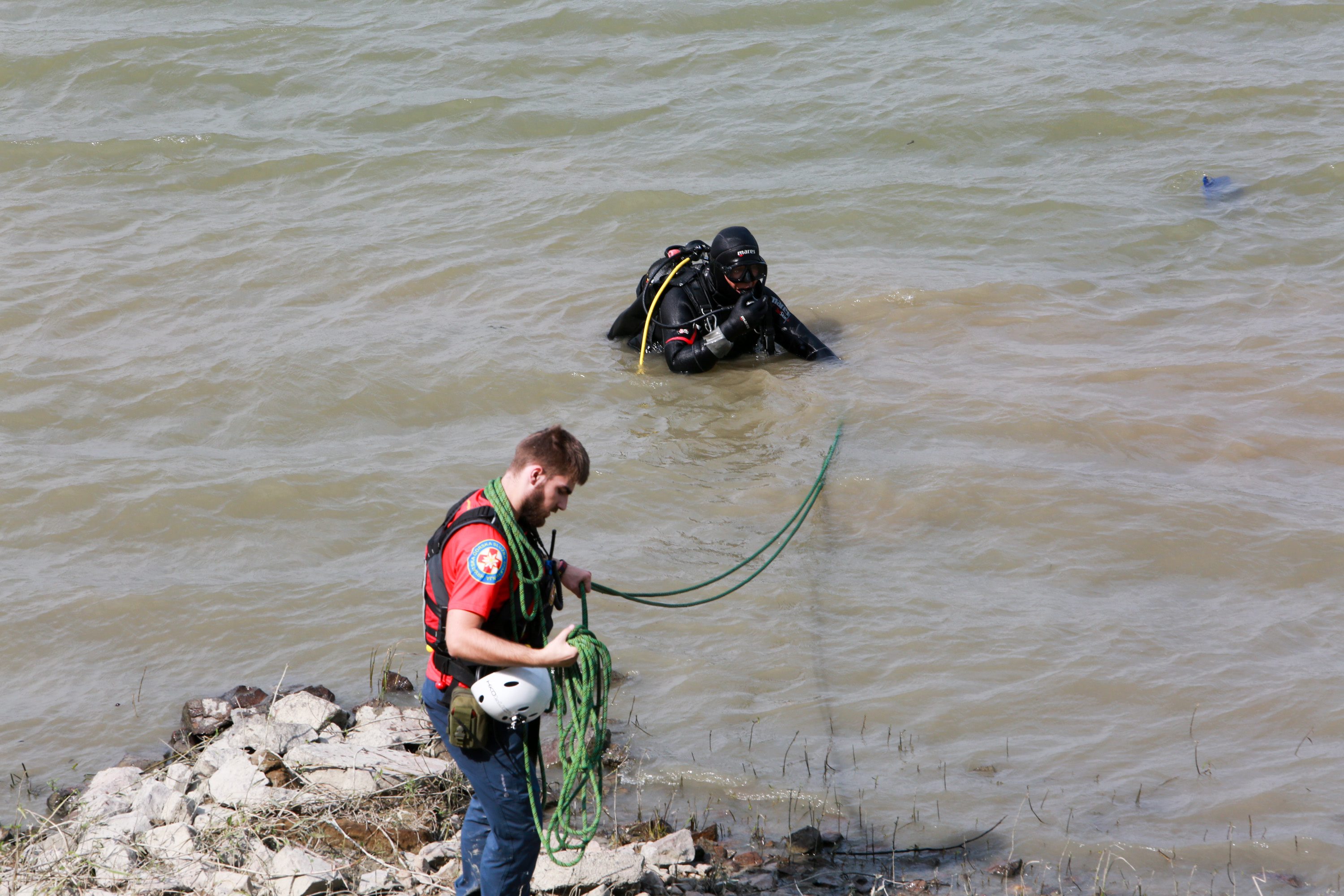 Oko podneva u Vukovaru, na obali Dunava kod stare klaonice, izvučeno je mrtvo tijelo 4-godošnjeg djeteta. Sumnja se da se u Dunavu nalazi još jedno tijelo te ronioci vrše pretraživanje rijeke. Na fotografiji: ronioci u Dunavu. 