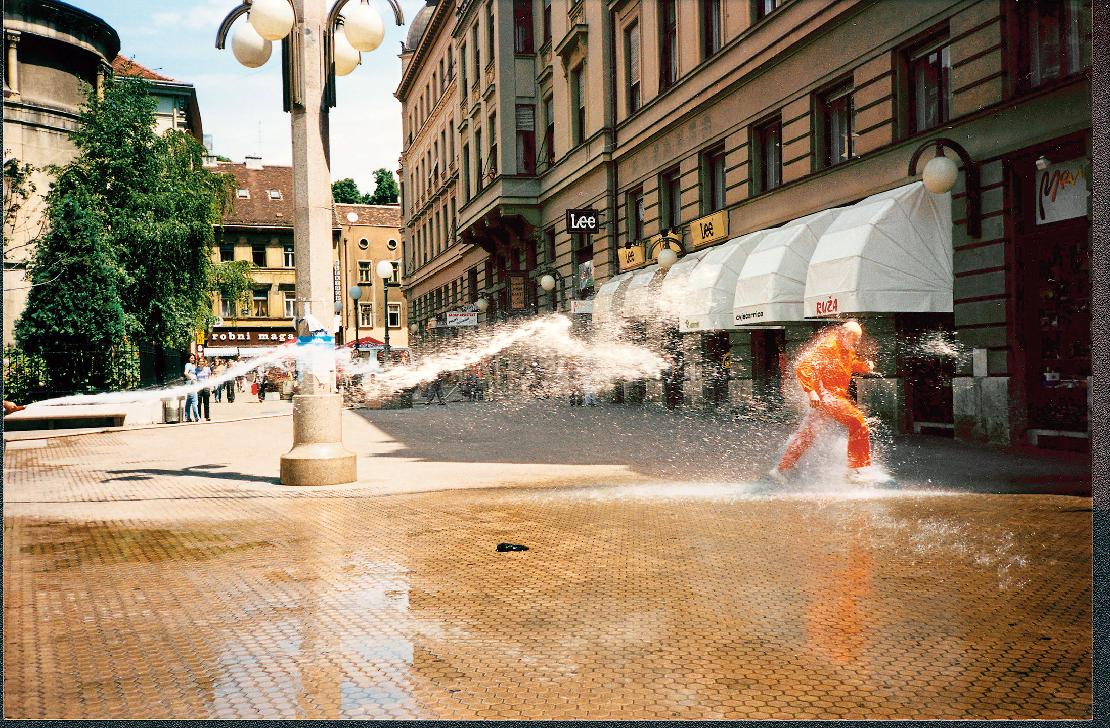“Osmijesi ljetne noći u podne”, performans koji je Gotovac izveo na zagrebačkom Cvjetnom trgu 1994. godine