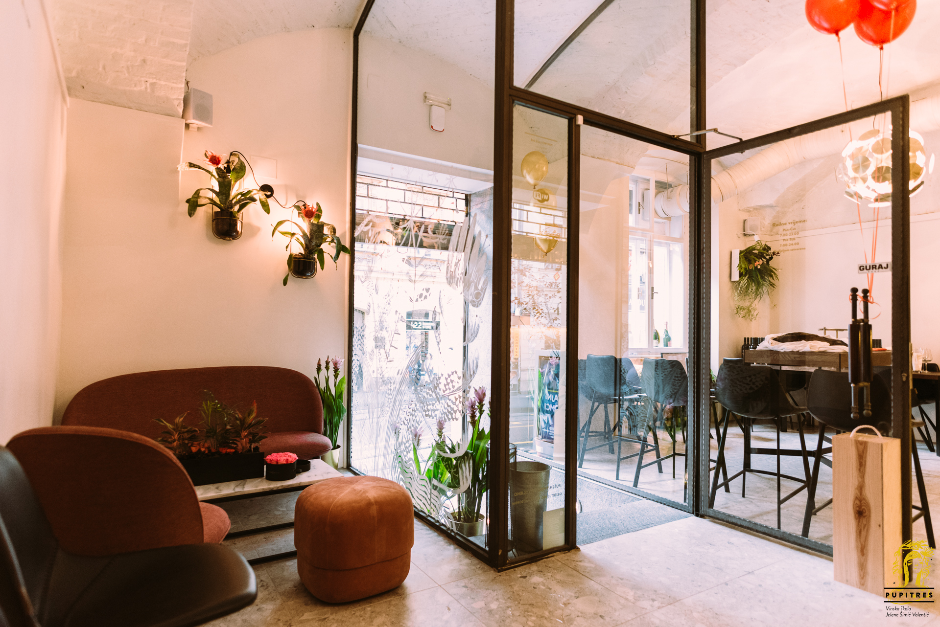 Desno od ulaza nalazi se lounge dio