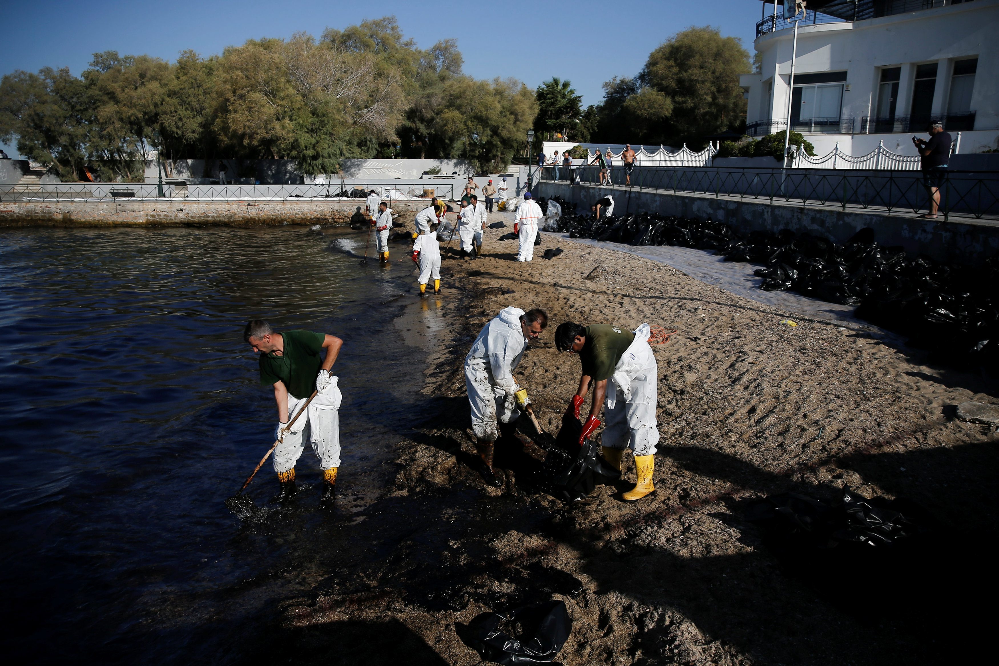 2017-09-14T075638Z_169593761_RC13624DF950_RTRMADP_3_GREECE-ENVIRONMENT-OIL-SPILL