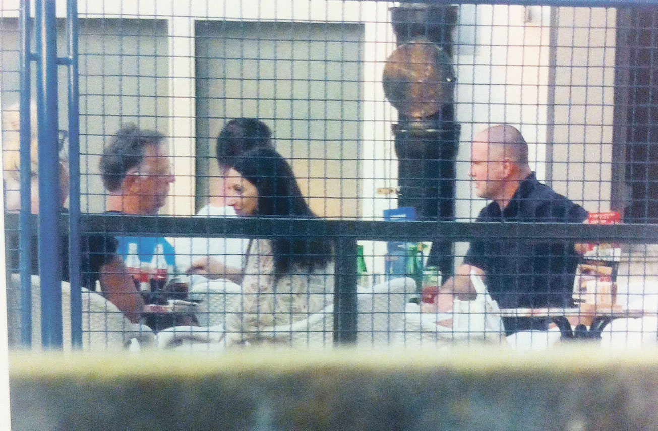 Momčilo Vujačić (lijevo) snimljen tijekom policijske akcije na Jarunu s Romanom Bunić, koja je također među optuženima