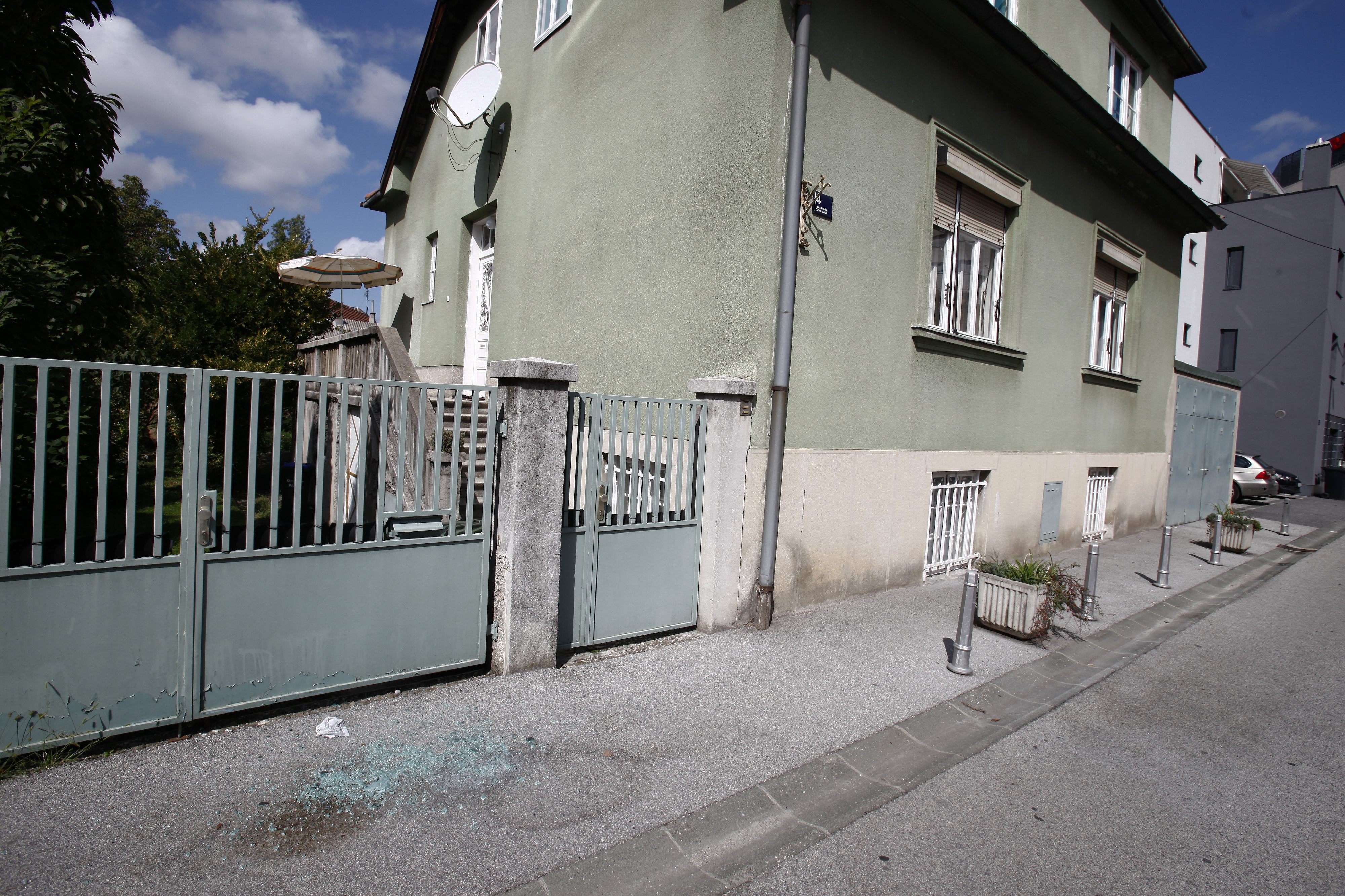 kuća ispred koje je zapaljen auto