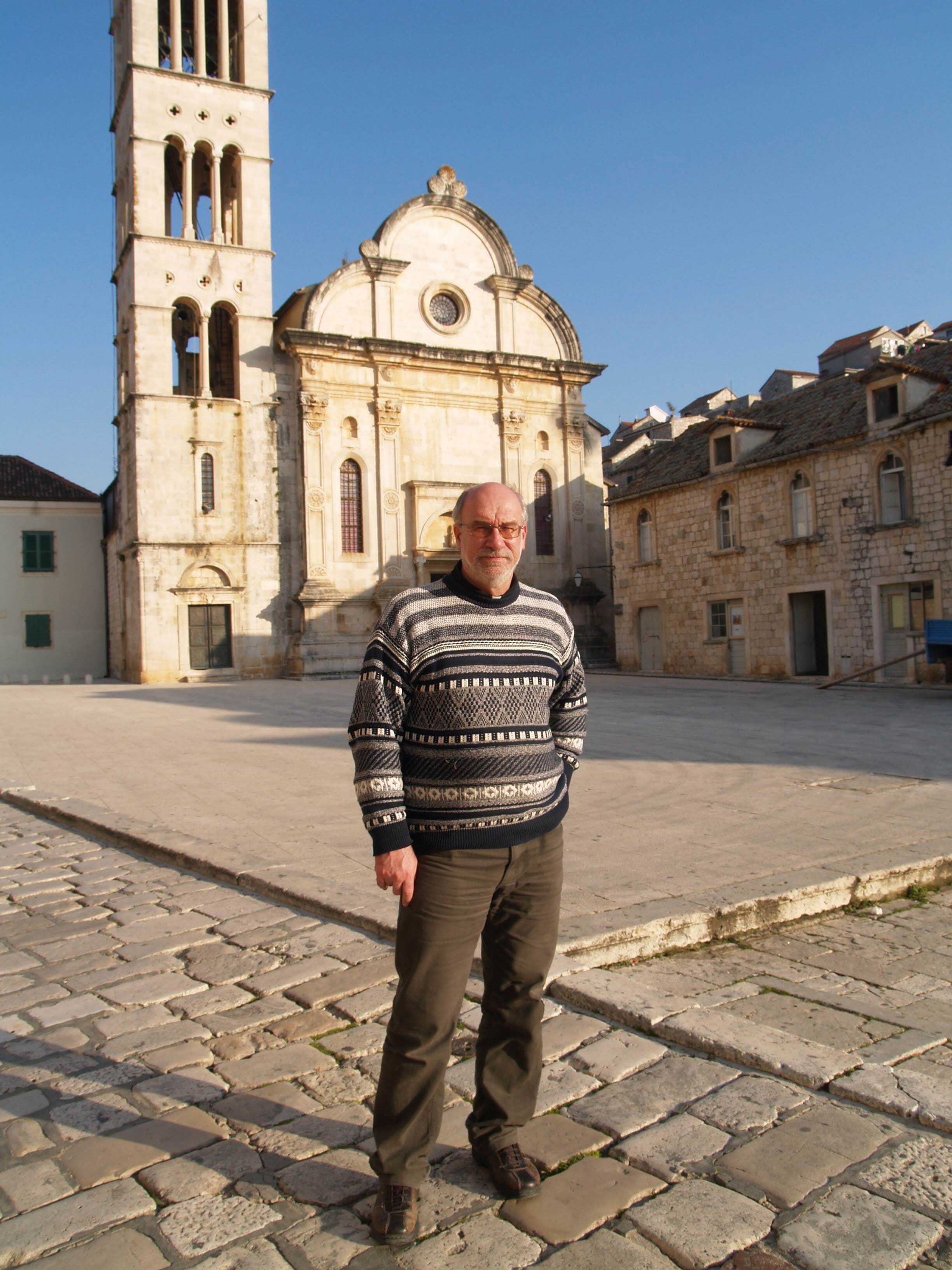 Župnik Mili Plenković snimljen na Hvaru 2009. godine.