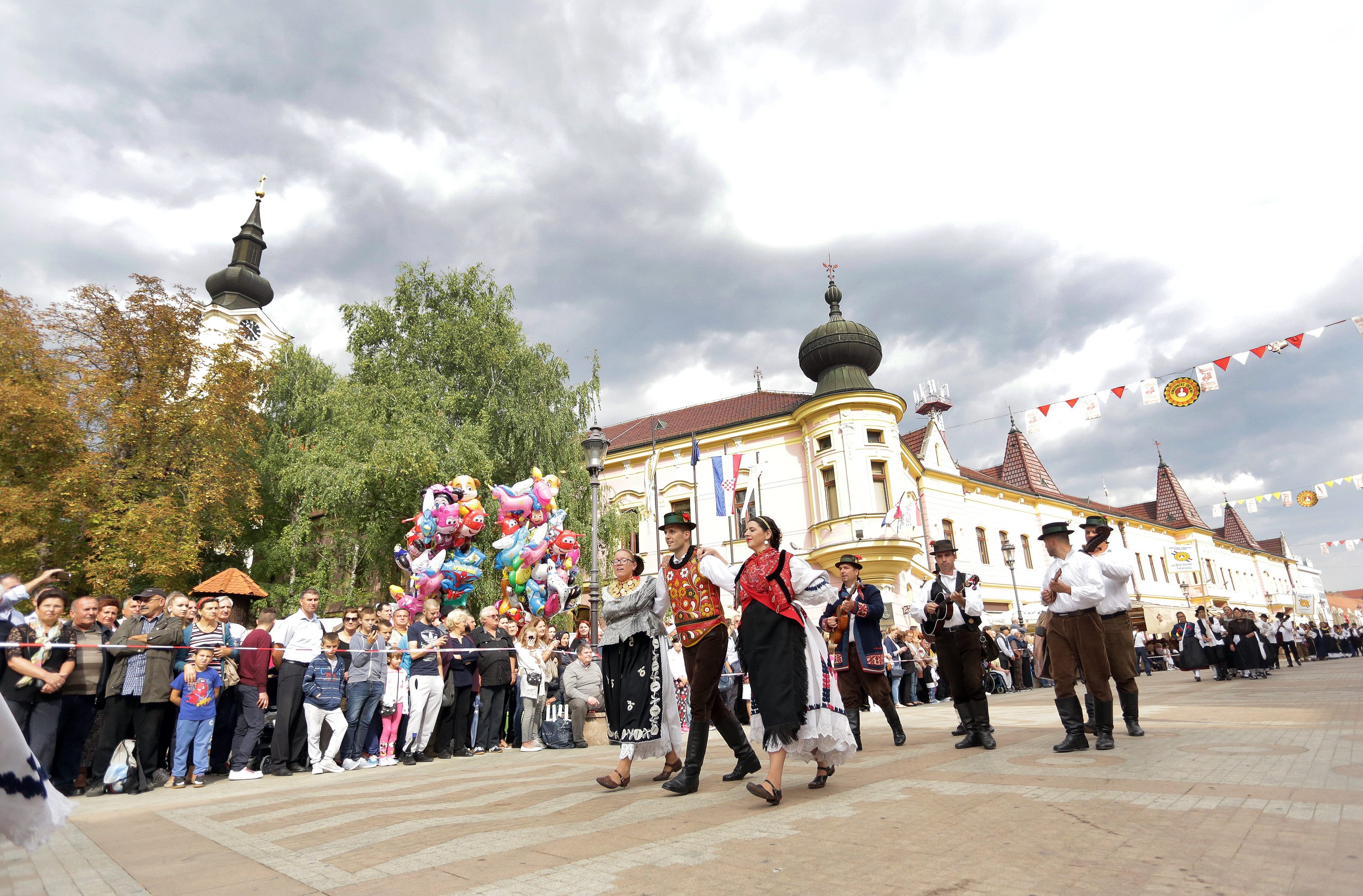 U sklopu 52. Vinkovačkih jeseni u nedjelju je ulicama toga slavonskog grada u svečanom mimohodu prošlo oko četiri tisuće članova iz 80-tak folkornih skupina iz Hrvatske i inozemstva koje njeguju hrvatski izvorni folklor