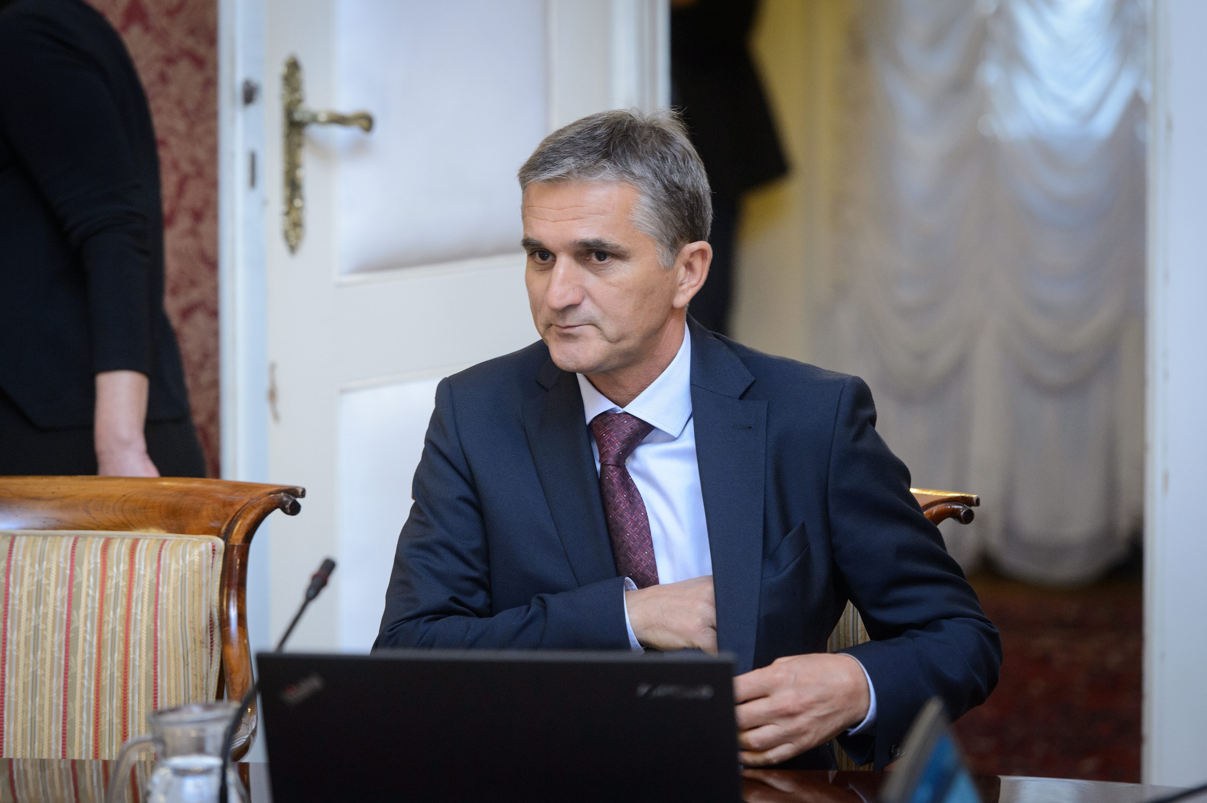 Ministar Marić je, što bi se reklo, danas trendy. U prijevodu to znači efemeran, površan, snishodljiv… u dodvoravanju svim krucijalnim zabludama populističkog etatizma... Misli li netko da bi privatniku promaklo da mu je netko bespravno u 8,80 ili 800 stanova, kao što je to promaklo državi, pa se Marić zgraža i traži još države