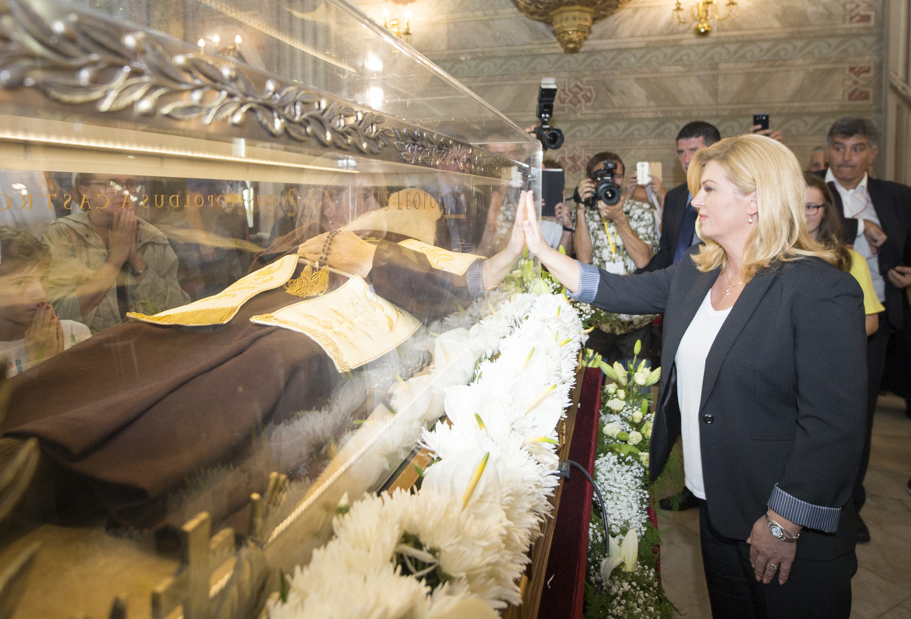 Predsjednica Kolinda Grabar Kitarović ispred sarkofaga s tijelom hrvatskog sveca Leopolda Bogdana Mandića