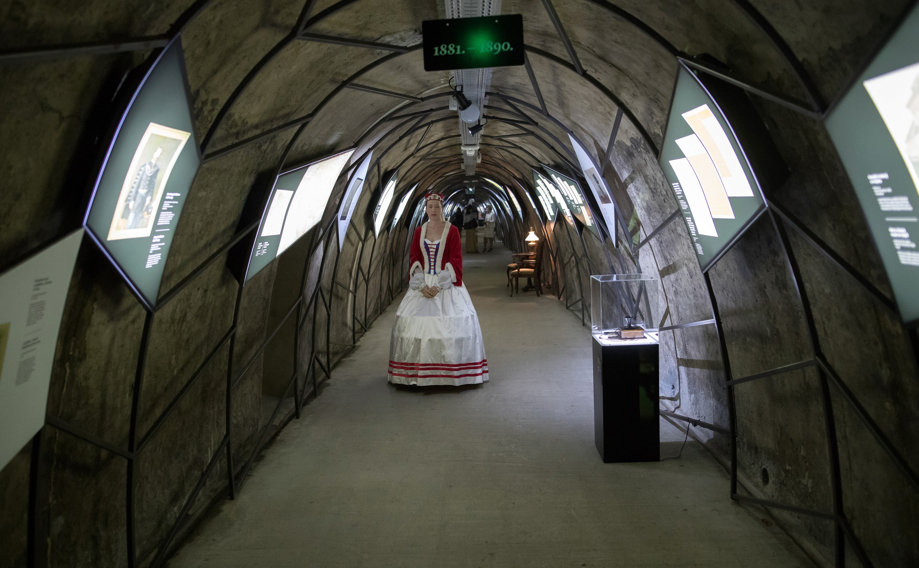 Ulazak u izlozbu i prva od trinaest dekada - posjetitelji ulaze u 1881. godinu
