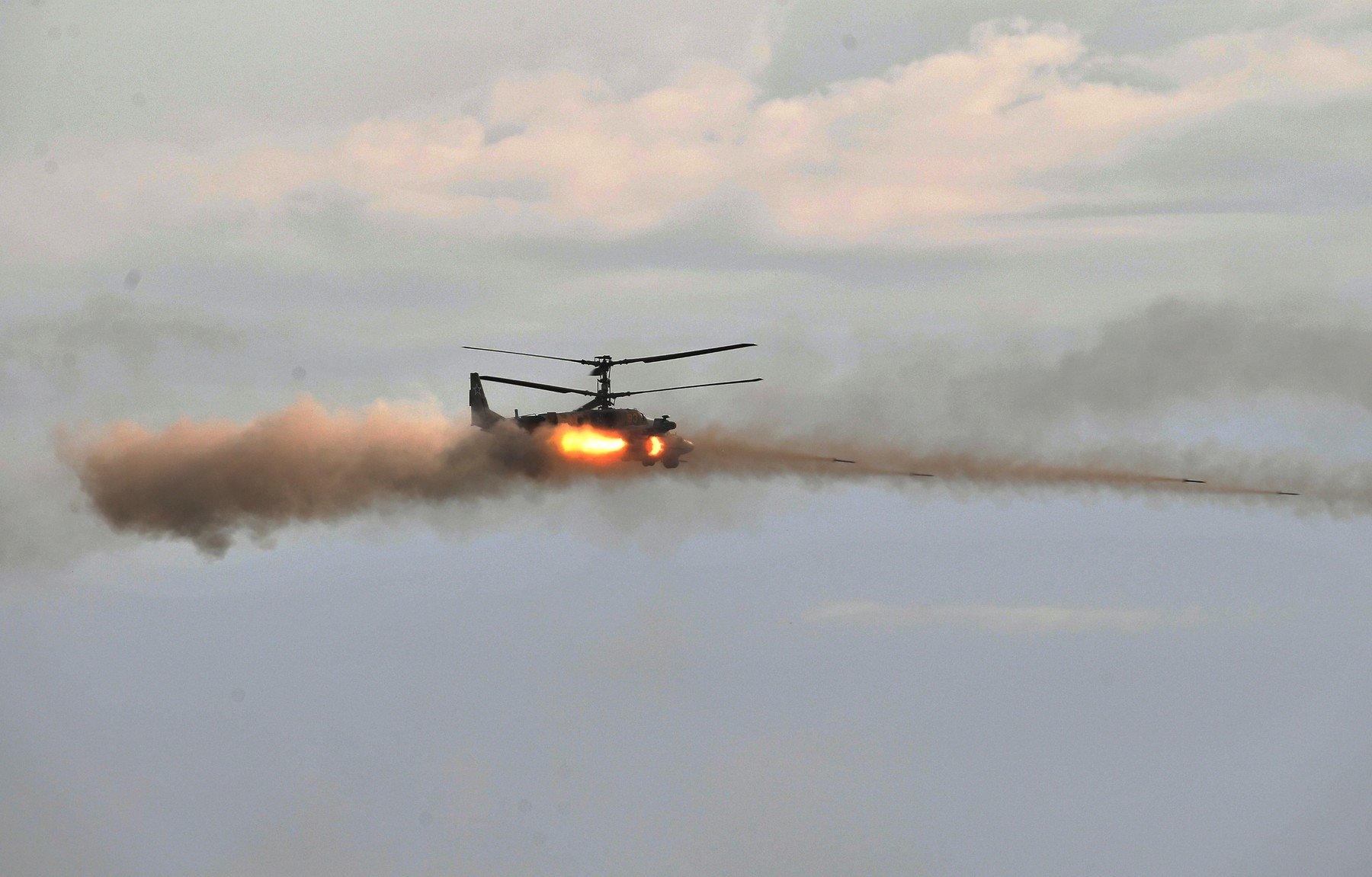 Ka-52 helikopter ispaljuje projektil 