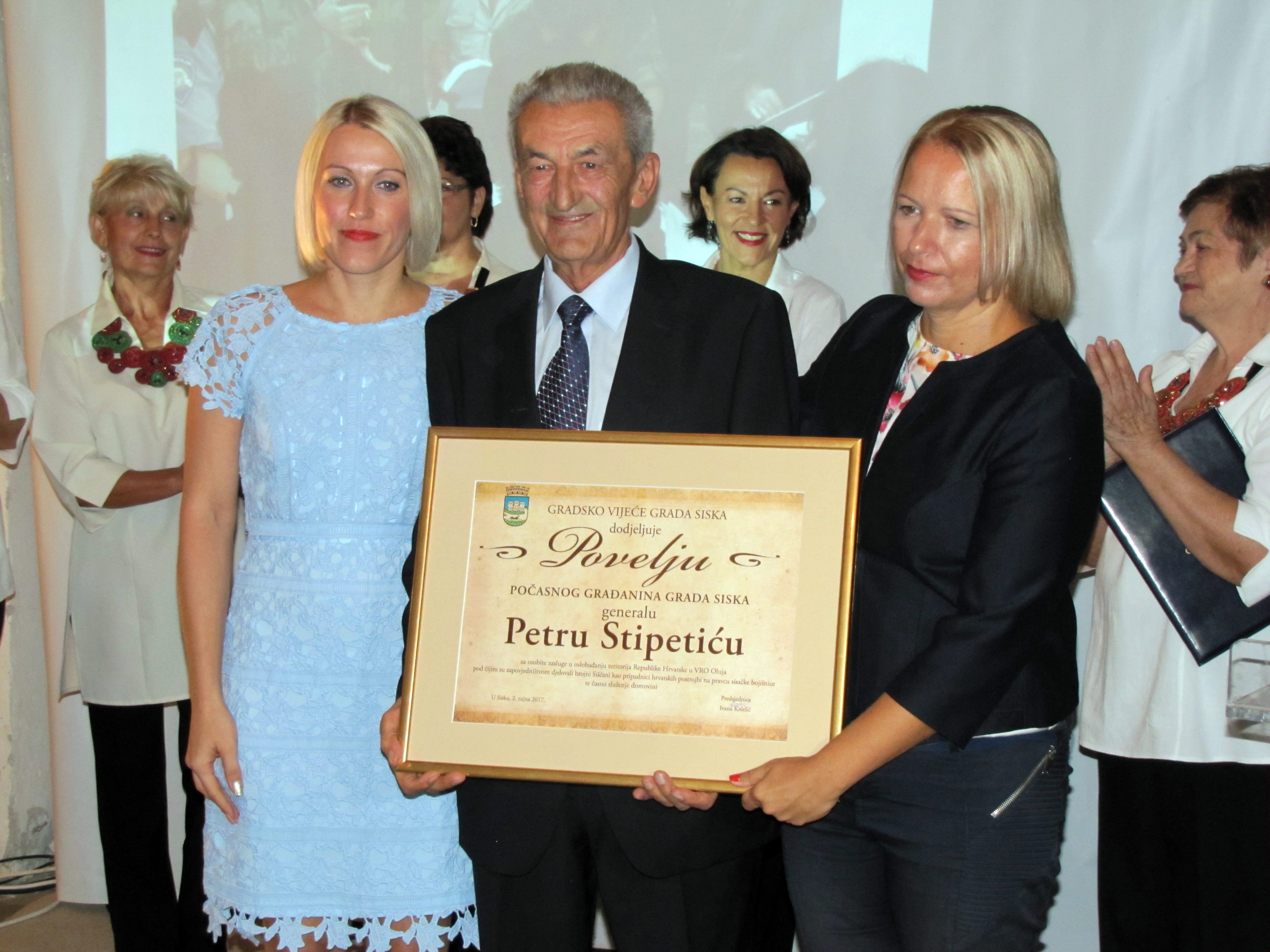 General Petar Stipetić s gradonacelnicom Kristinom Ikić Baniček i predsjednicom Gradskog vijeća Ivanom Krčelić
