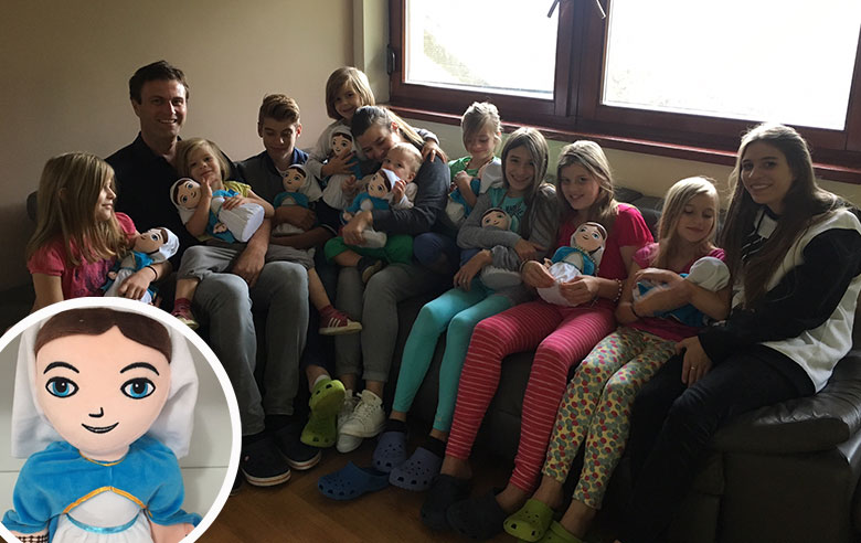 supružnici Robert i Nada Rukavina s djecom i plišanim Gospama