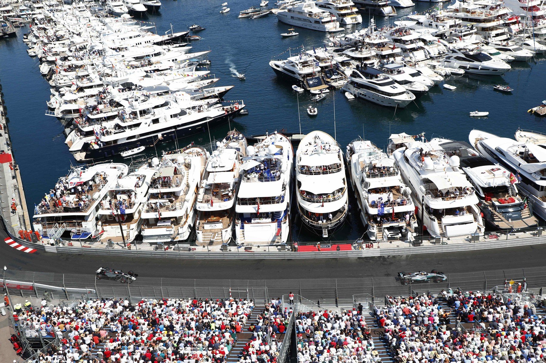 Jahte u luci Monaca tijekom F1 utrke