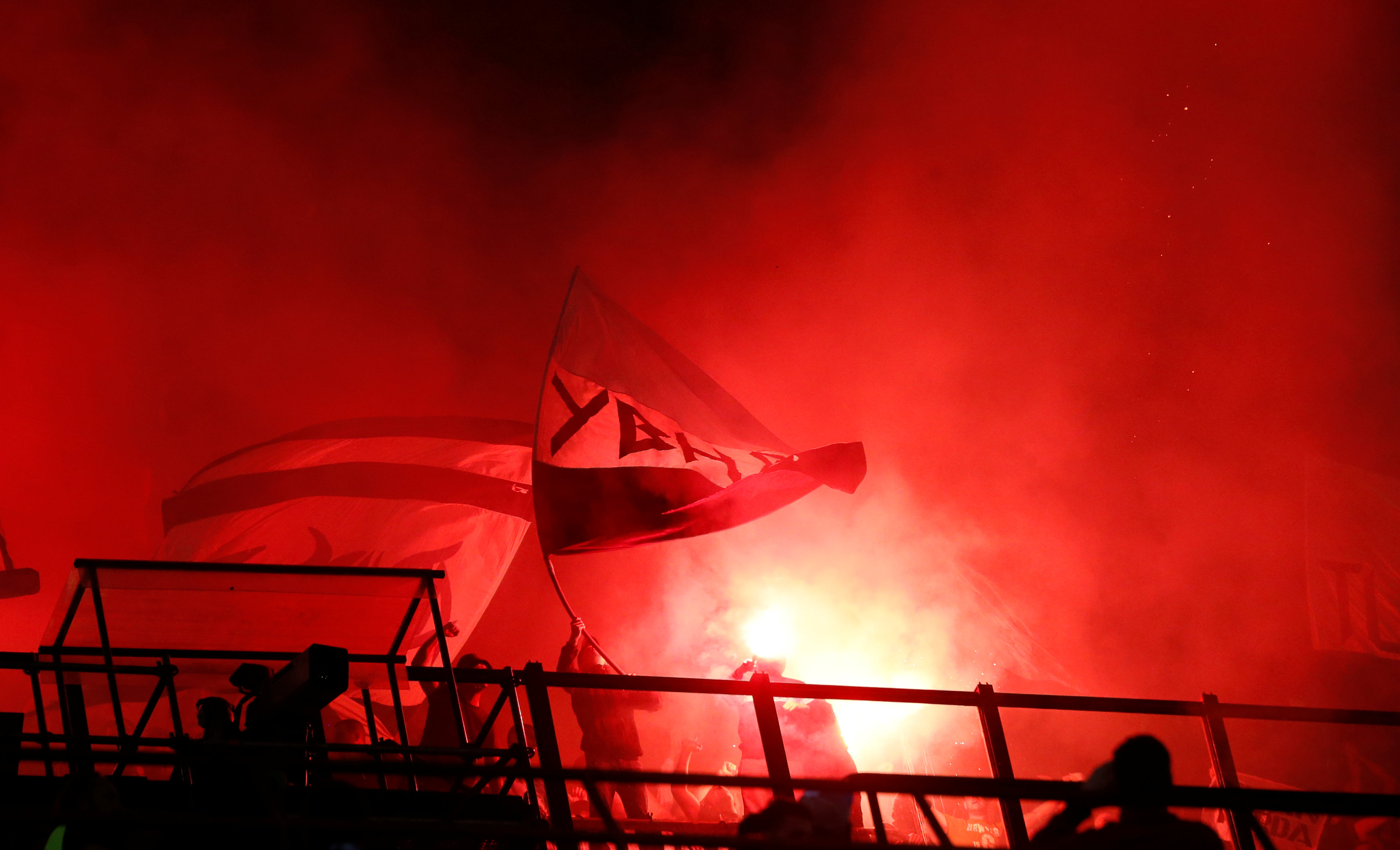 2017-09-28T202700Z_956352793_RC1EED09DB50_RTRMADP_3_SOCCER-EUROPA-MIL-RIJ