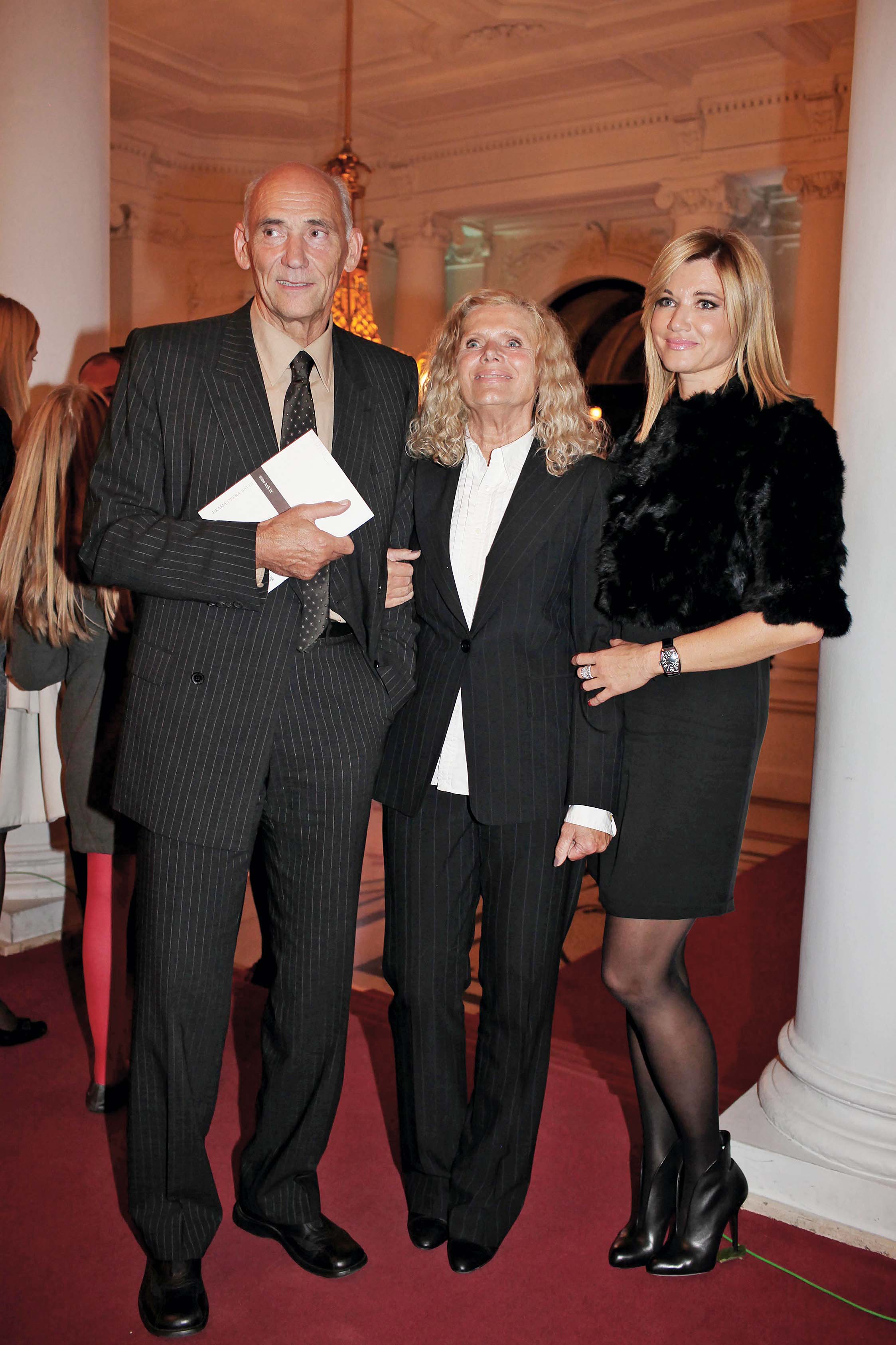 Hrvoje i Dunja Horvat s kćeri Vanjom mamić na kazališnoj premijeri u jesen 2013. godine, kad su se počeli javljati prvi simptomi bolesti