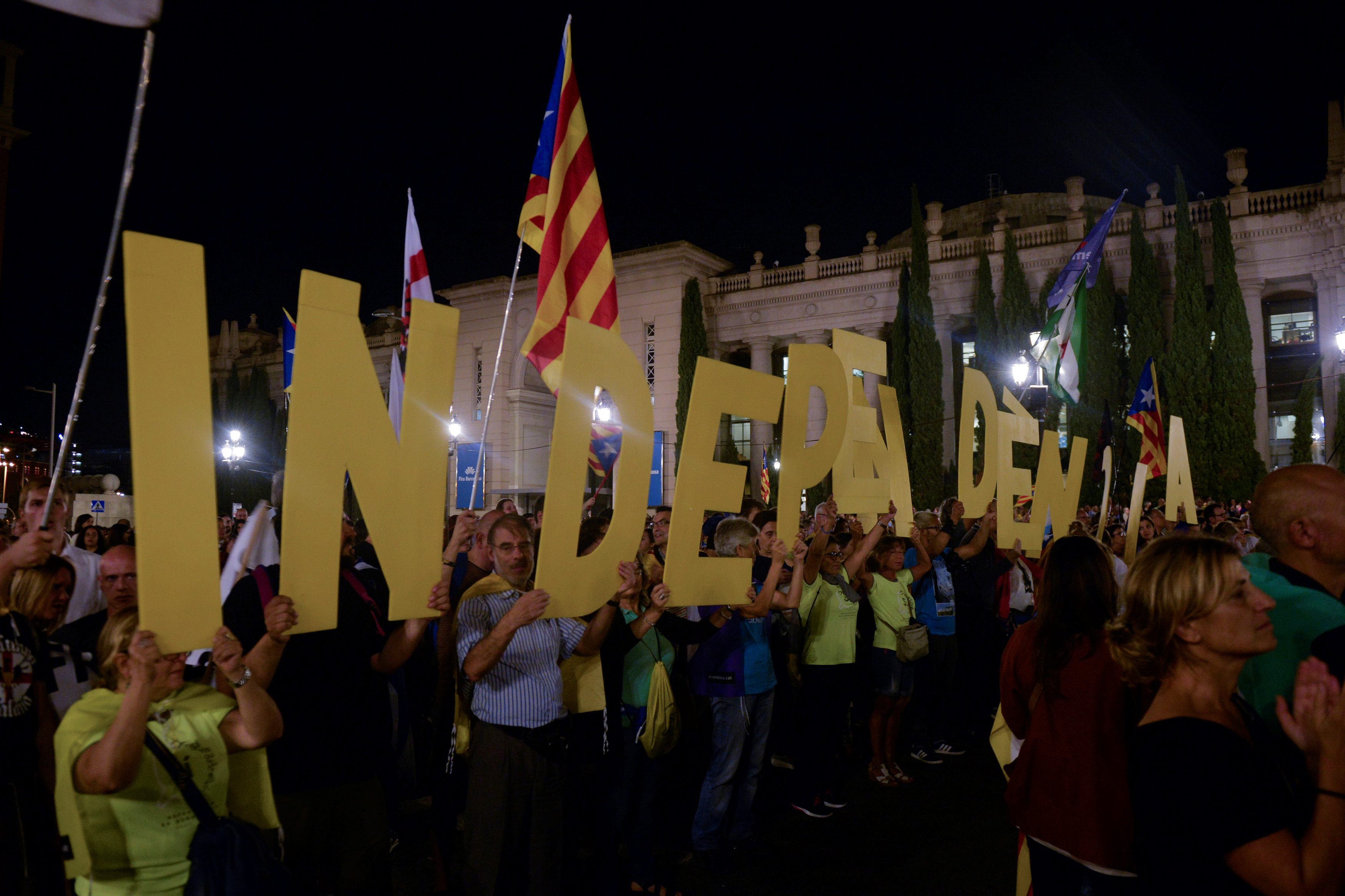 2017-09-29T211223Z_82048730_RC1A741A0E70_RTRMADP_3_SPAIN-POLITICS-CATALONIA