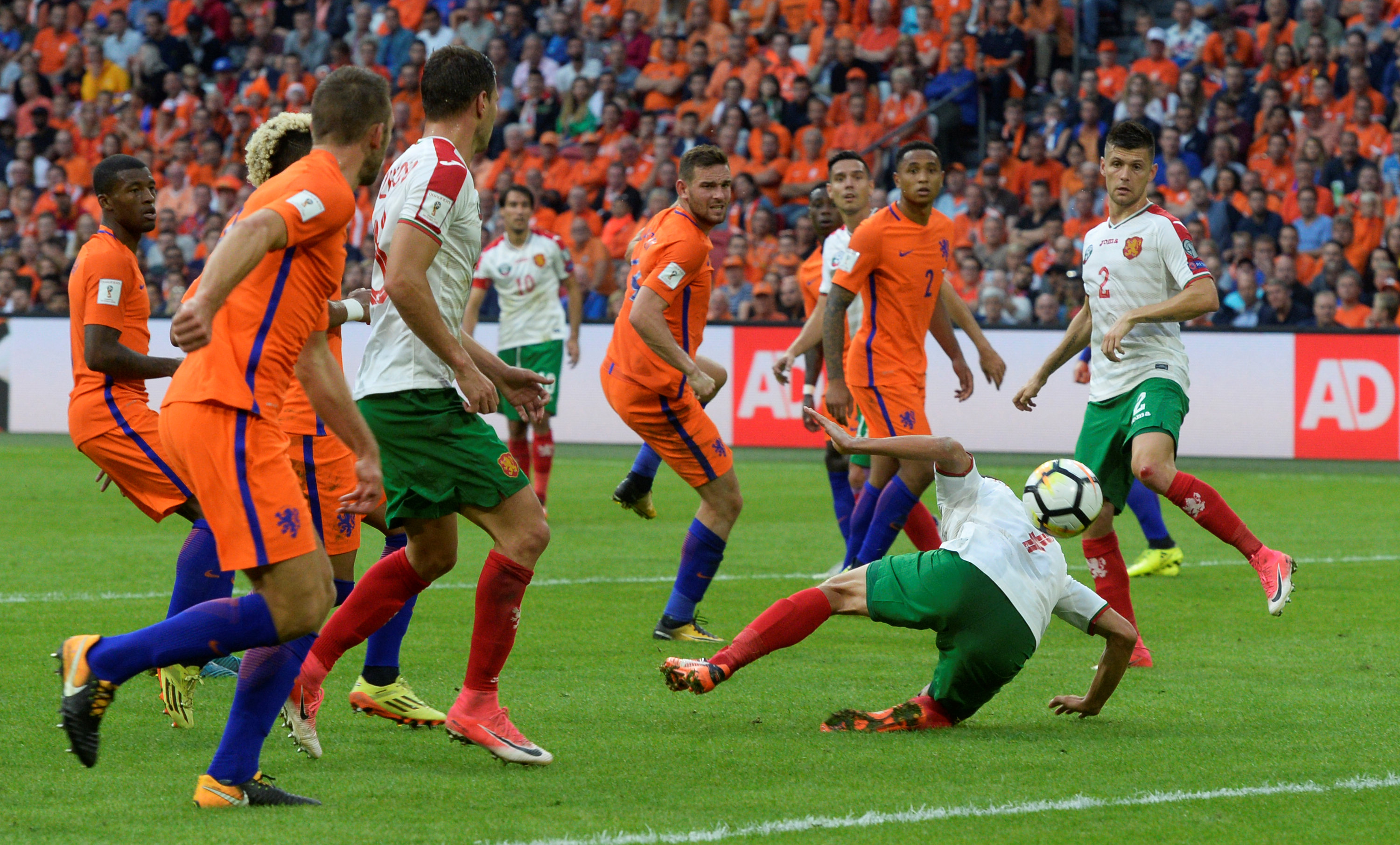 2017-09-03T173444Z_1720110995_RC1498264A70_RTRMADP_3_SOCCER-WORLDCUP-NLD-BGR