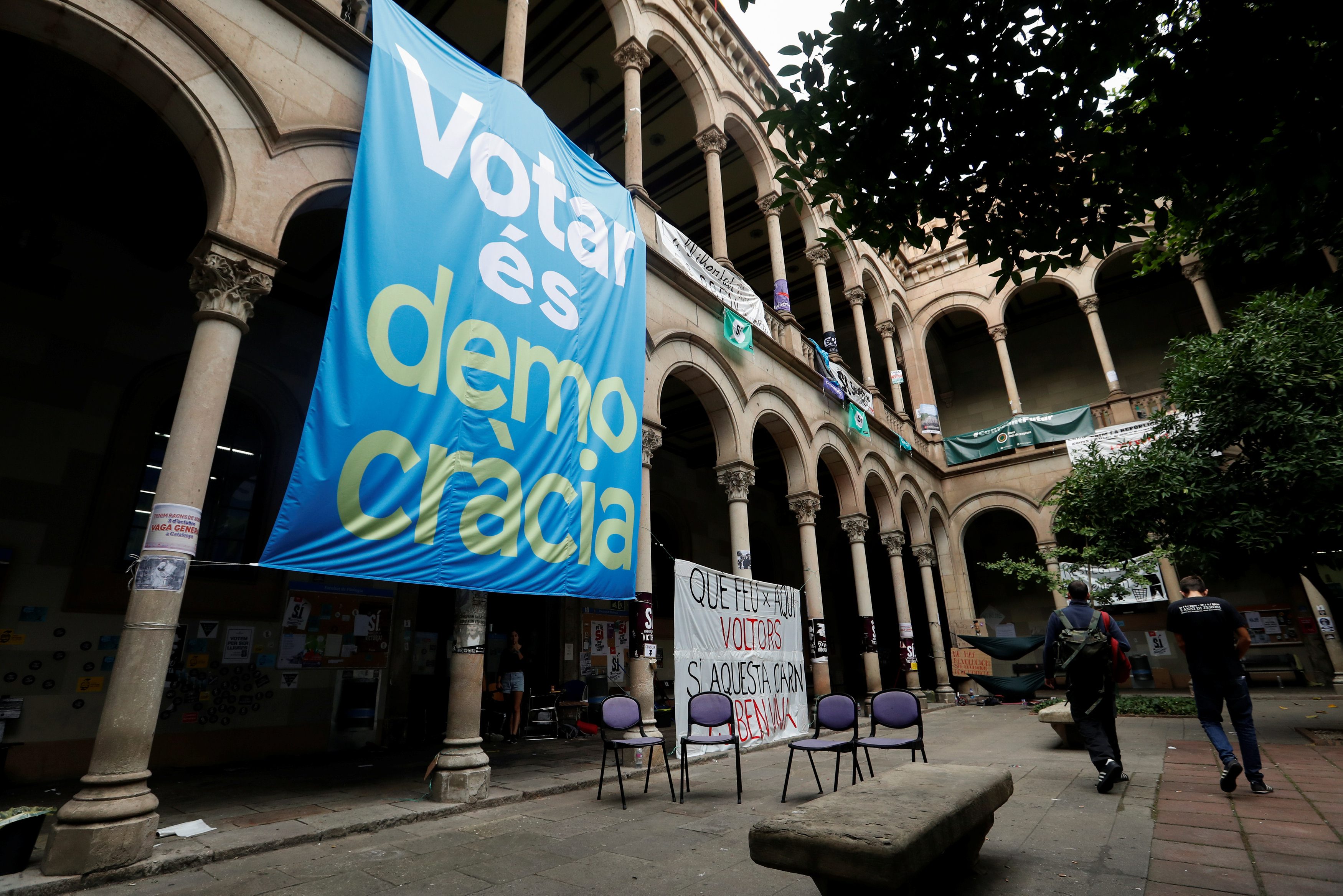 2017-09-30T091730Z_1953448540_RC11D3AC8710_RTRMADP_3_SPAIN-POLITICS-CATALONIA