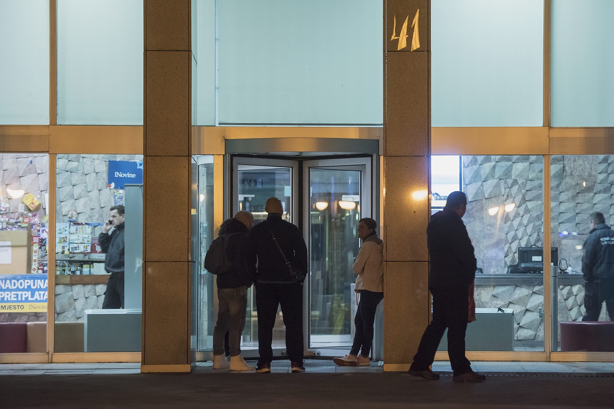 Savska cesta 41, zgrada Zagrepčanke gdje se nalazi ured Agencije za pravni promet i posredovanje nekretninama koji počinje zaprimati zahtjeve građana za povlaštenim stambenim kreditima za mlade do 45 godina. Oko 23 sata u nedjelju pred zgradom se skupila grupica ljudi i zaštitara.