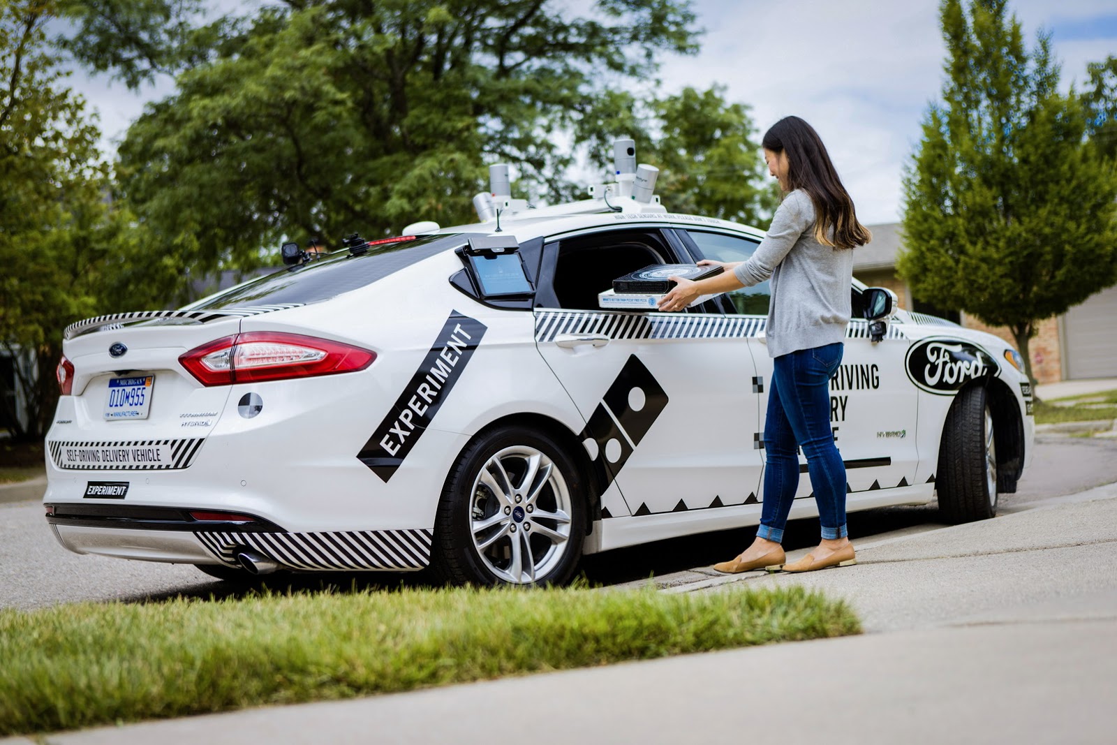ford-dominos-selfdriving-pizza-delivery-4