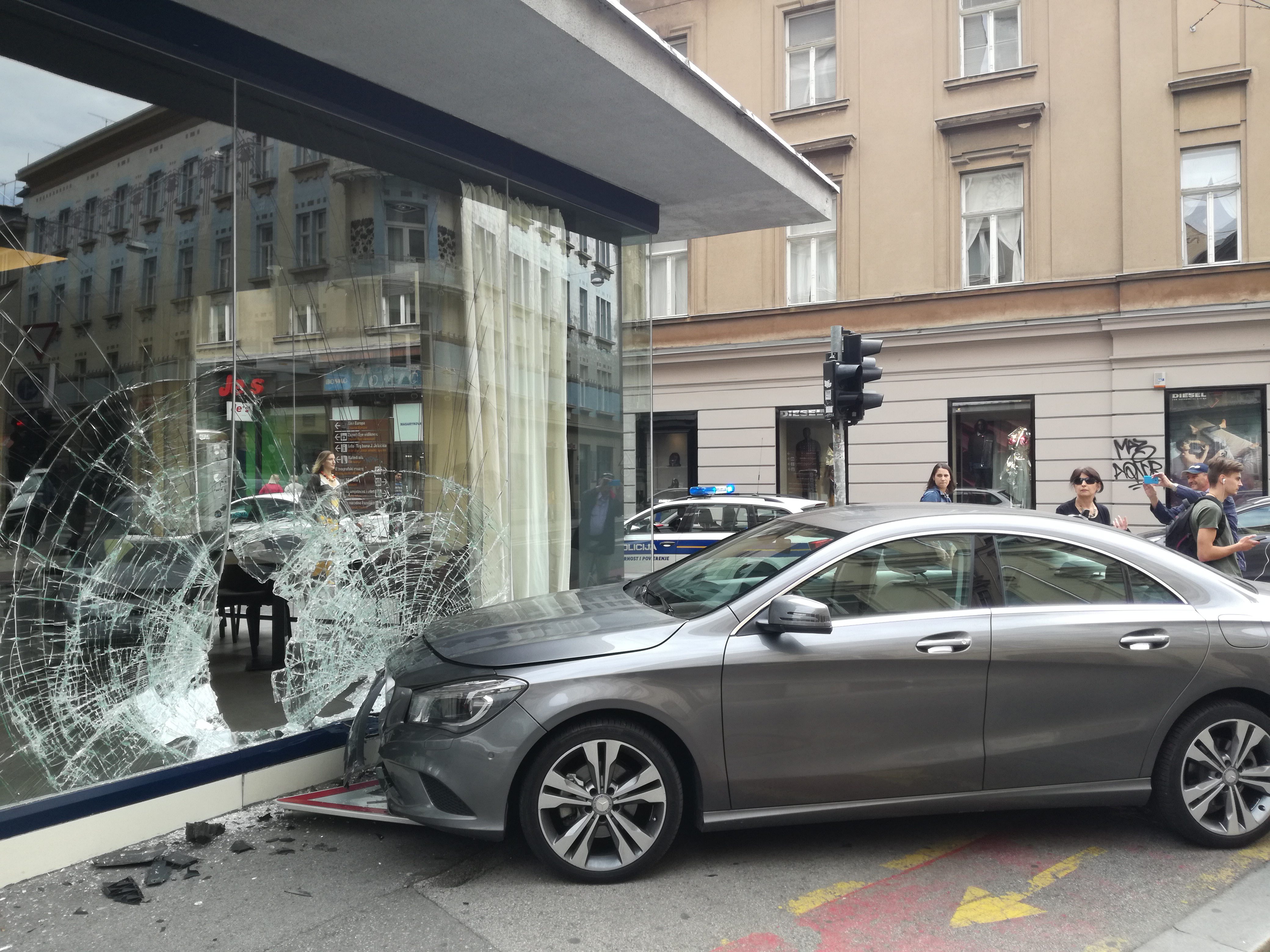 mercedes_izlog1-060917