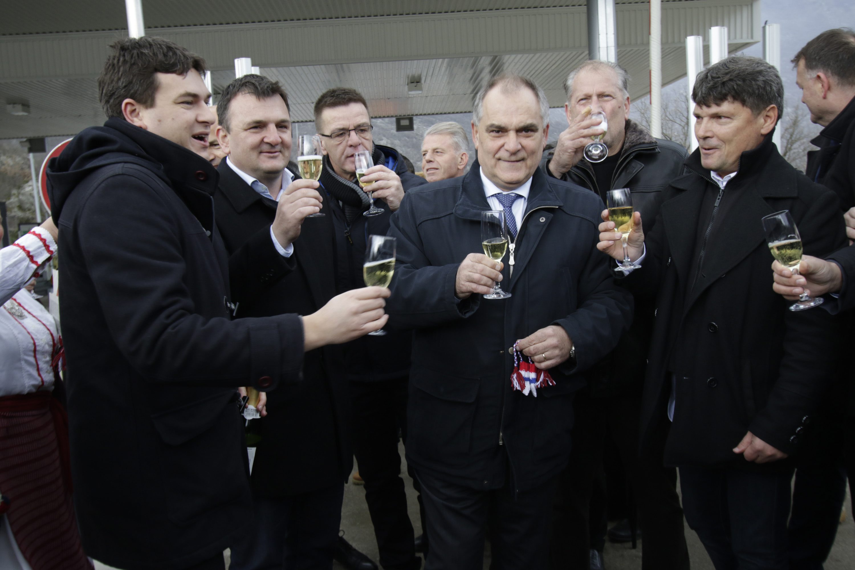 Na fotografiji: splitskodalmatinski župan Blaženko Boban nazdravlja s načelnicima općina s obje strane Biokova