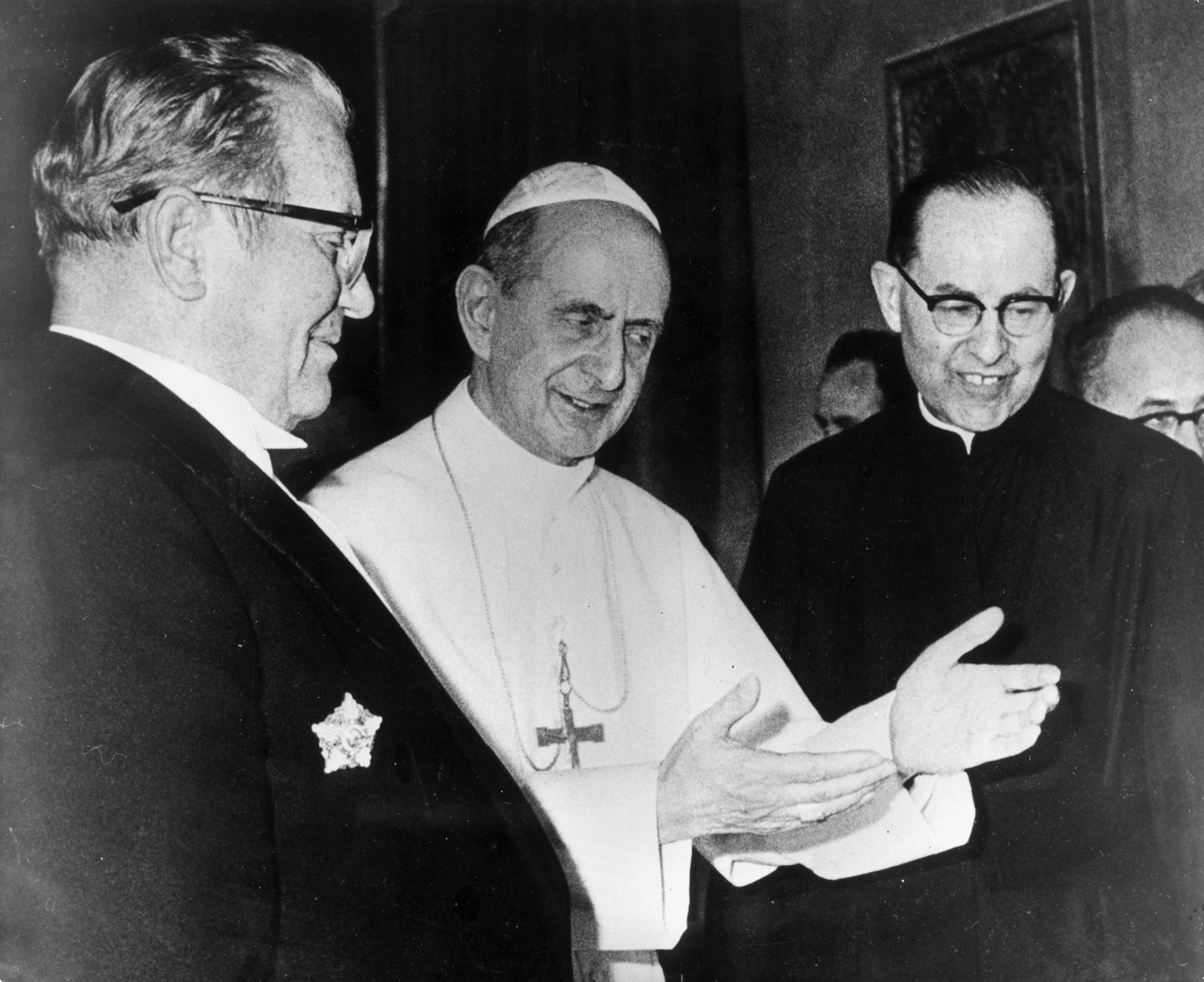 Vrhunac zatopljavanja odnosa između Jugoslavije i Svete Stolice bio je susret poglavara Katoličke crkve i Josipa Broza Tita 1971. godine u Vatikanu 