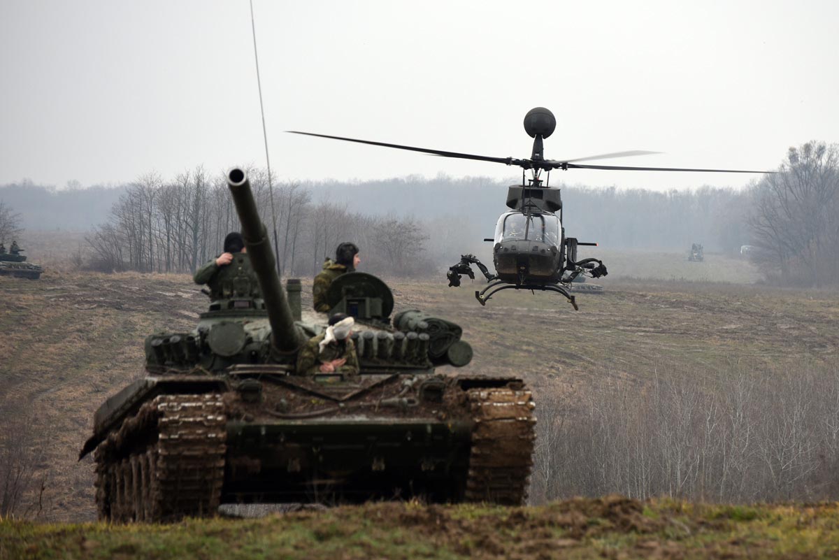 Tenk M84A4 i helikopter Kiowa Warrior