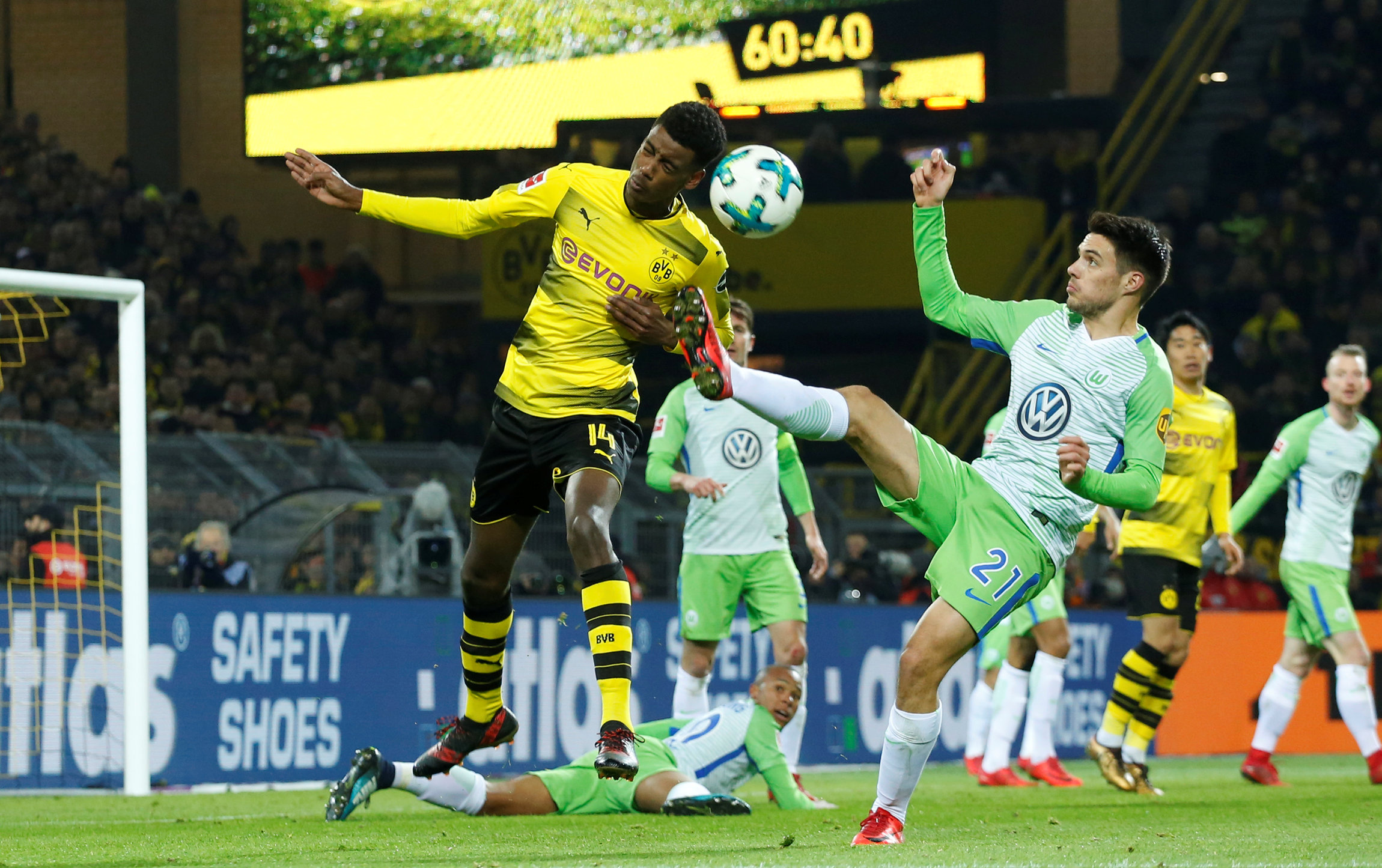 2018-01-14T183104Z_657309074_RC1553D94E40_RTRMADP_3_SOCCER-GERMANY-DOR-WOB