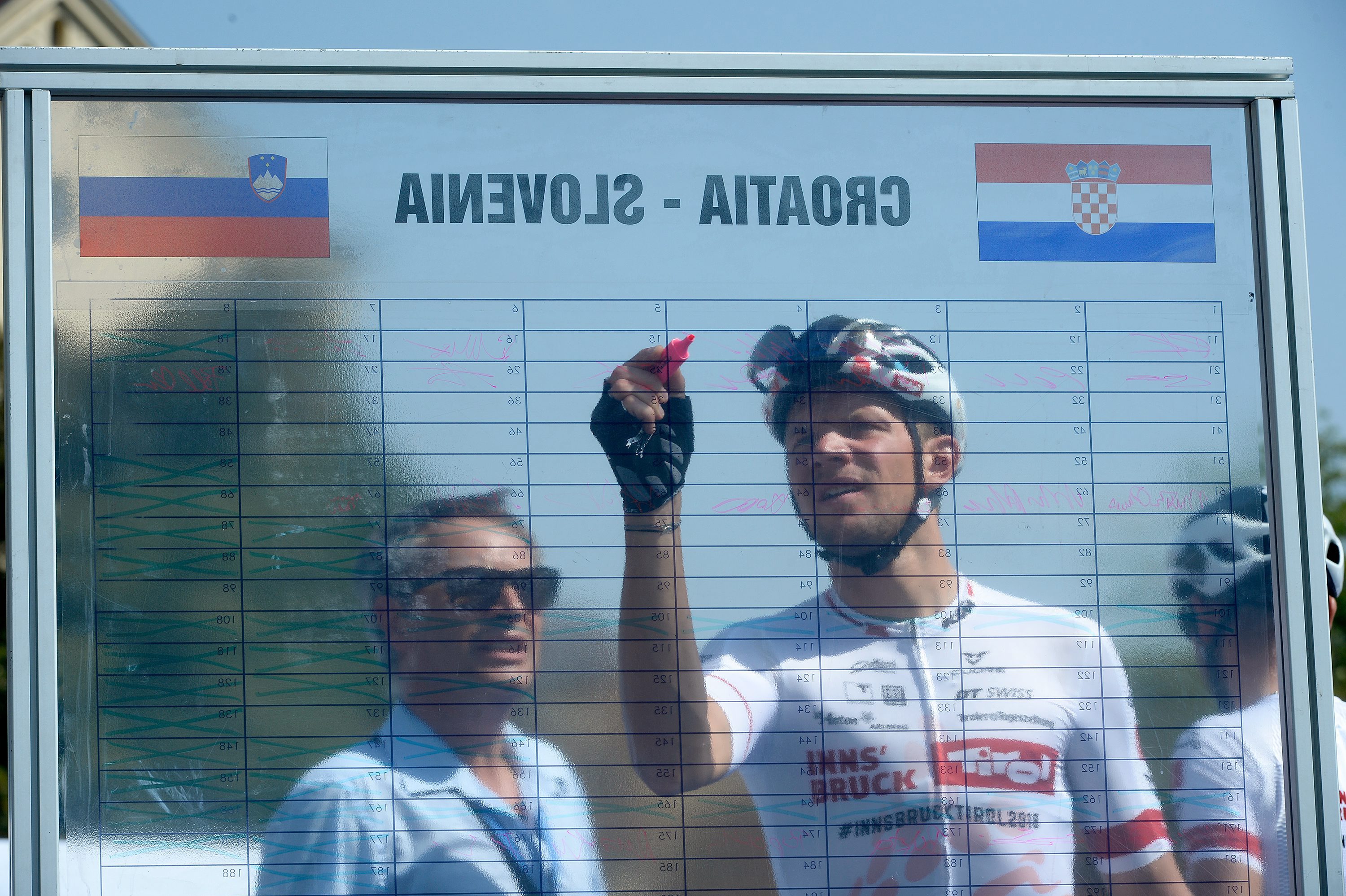 Arhivska fotografija iz 2017. godine: Slovenci i Hrvati upisuju se na utrku 10. međunarodnu profesionalnu biciklističku utrku Hrvatska - Slovenija.