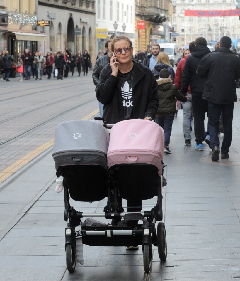 Nevena Rendeli Vejzović u šetnji s blizankama