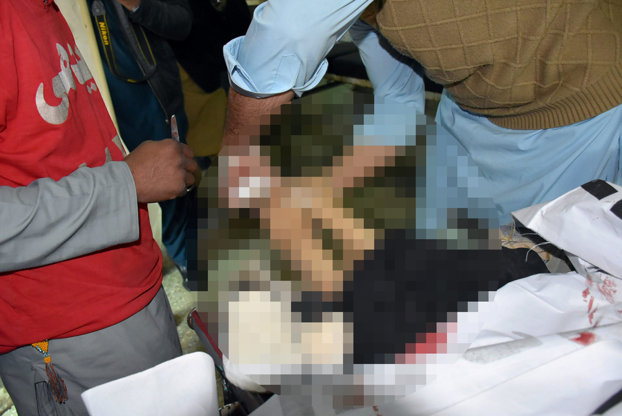 Liječnici hitne pomoći pokušavaju pomoći majci i kćeri, no umrle su na putu do bolnice.