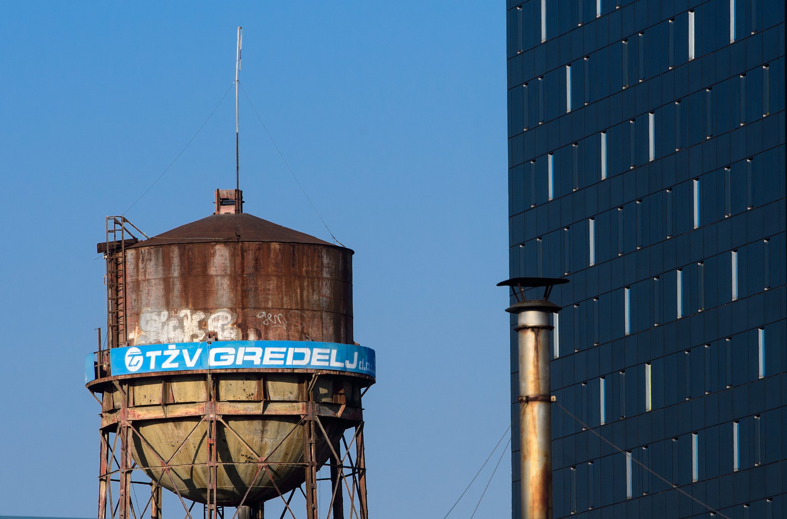 Vodotoranj TZV Gredelja kraj novogradnje u blizini autobusnog kolodvora