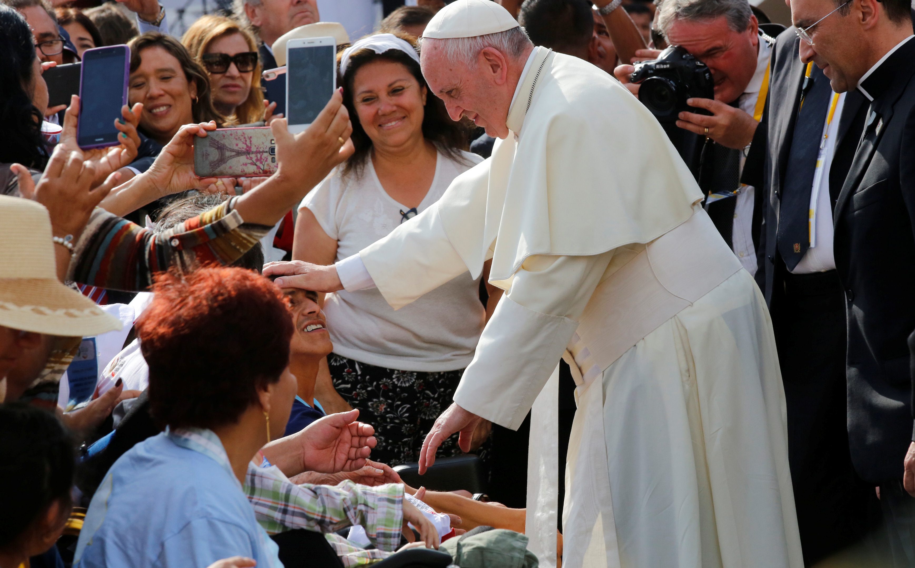 2018-01-20T232136Z_486700094_RC1F76389D60_RTRMADP_3_POPE-PERU